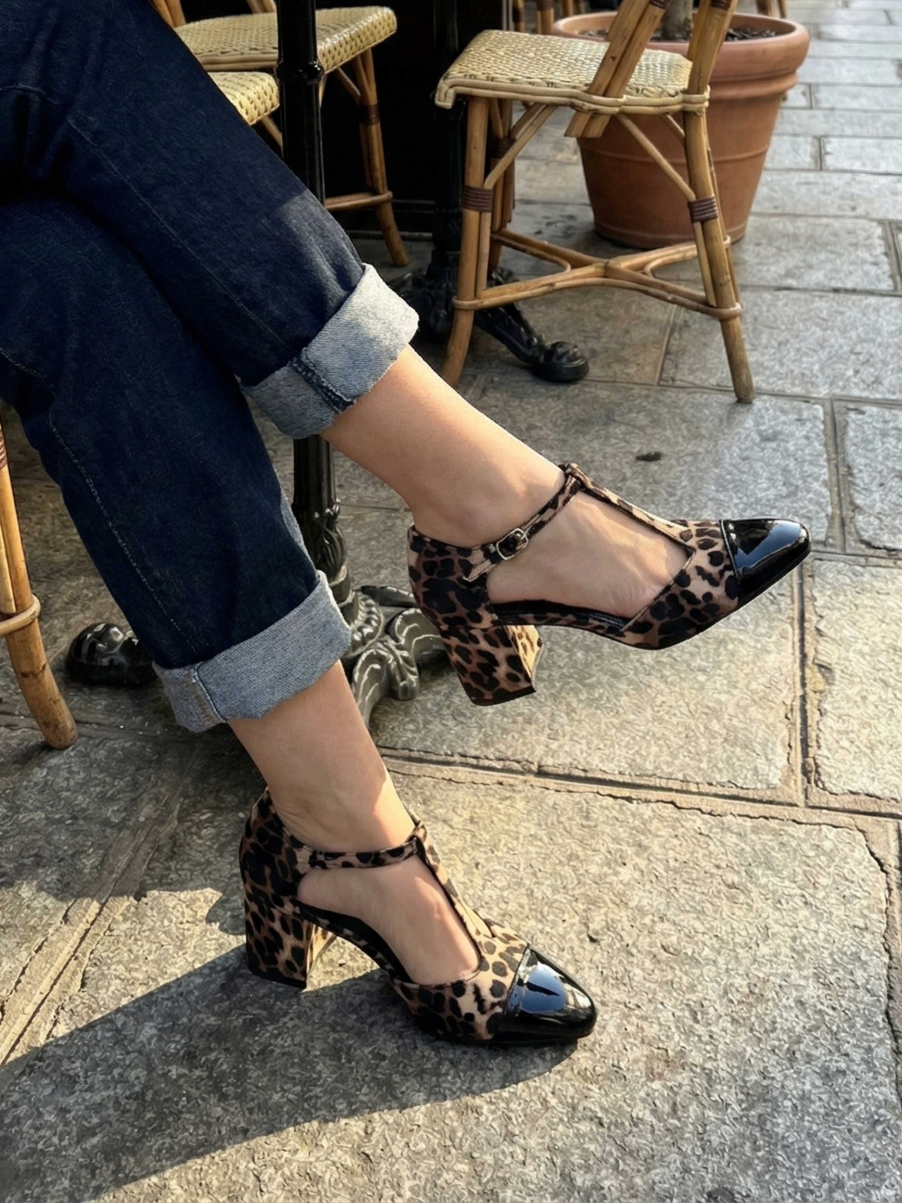 Zapatos de tacón bajo estampado leopardo con punta charol y T-strap