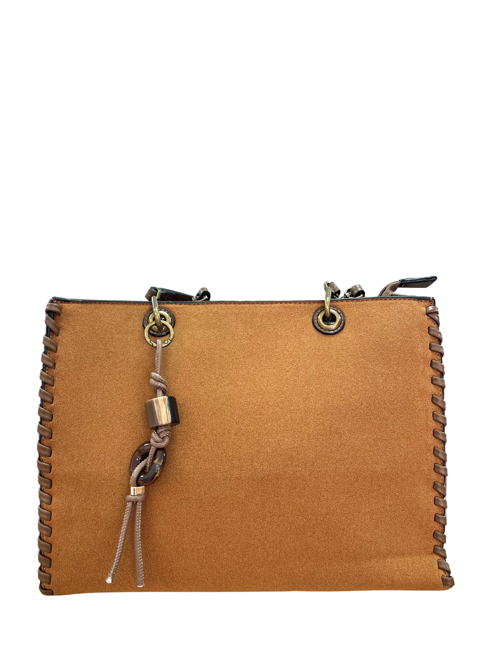 BOLSO CAMEL DE ANTE CON DETALLES TRENZADOS Y ADORNO COLGANTE