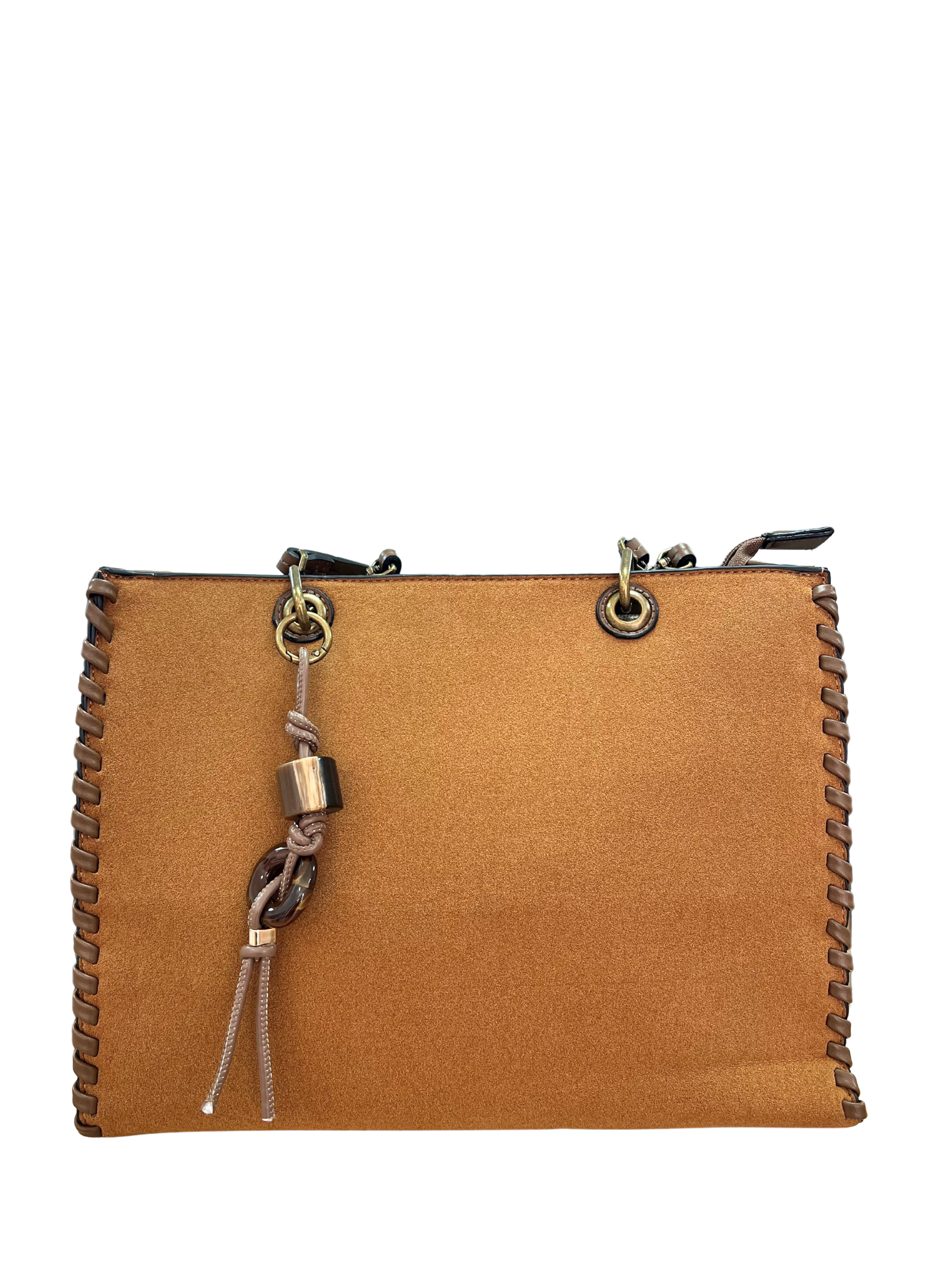 BOLSO CAMEL DE ANTE CON DETALLES TRENZADOS Y ADORNO COLGANTE