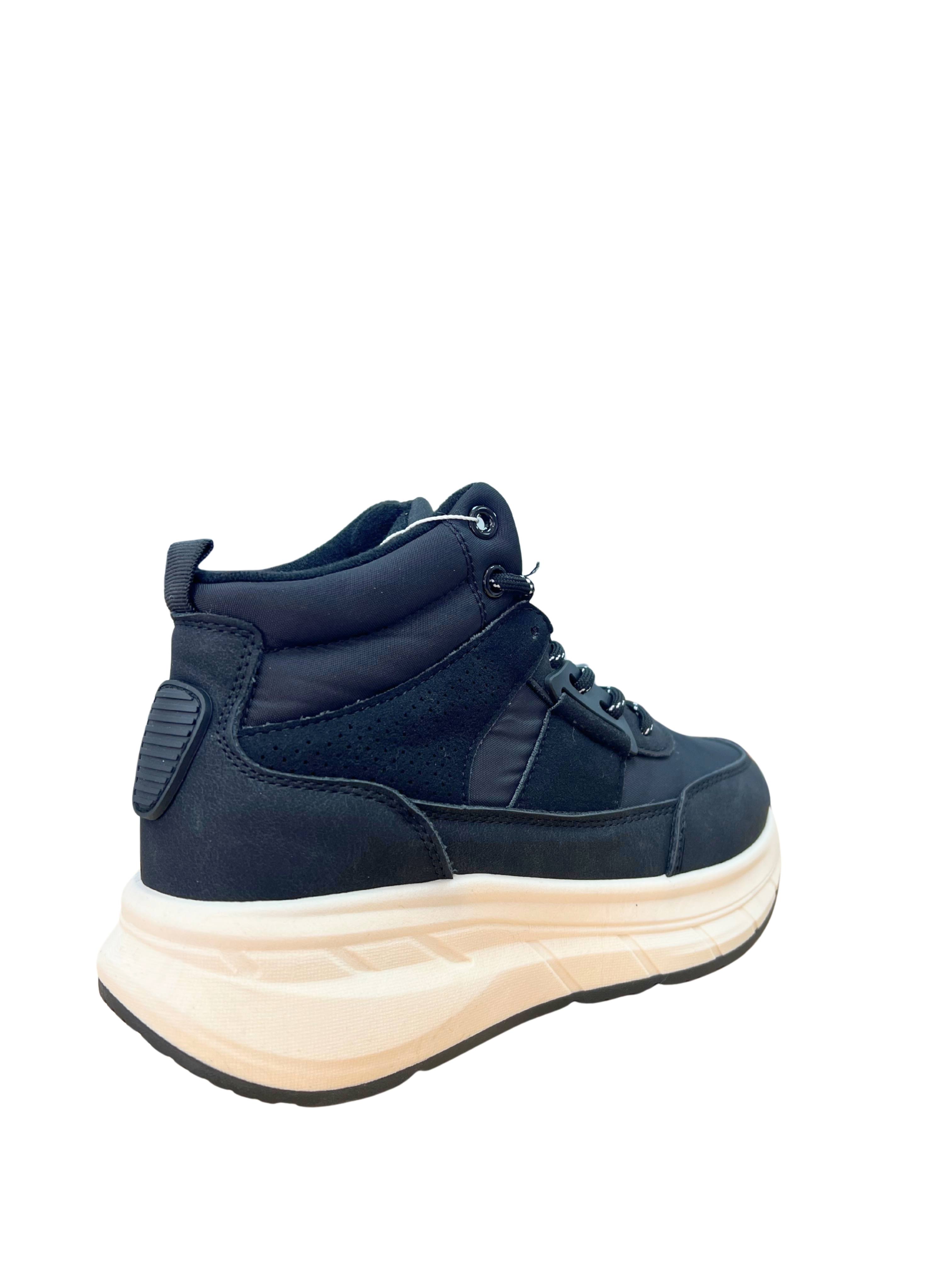 Sneakers negros con suela chunky blanca