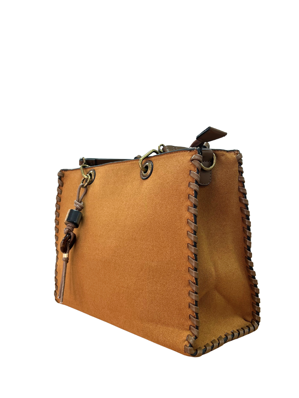 BOLSO CAMEL DE ANTE CON DETALLES TRENZADOS Y ADORNO COLGANTE