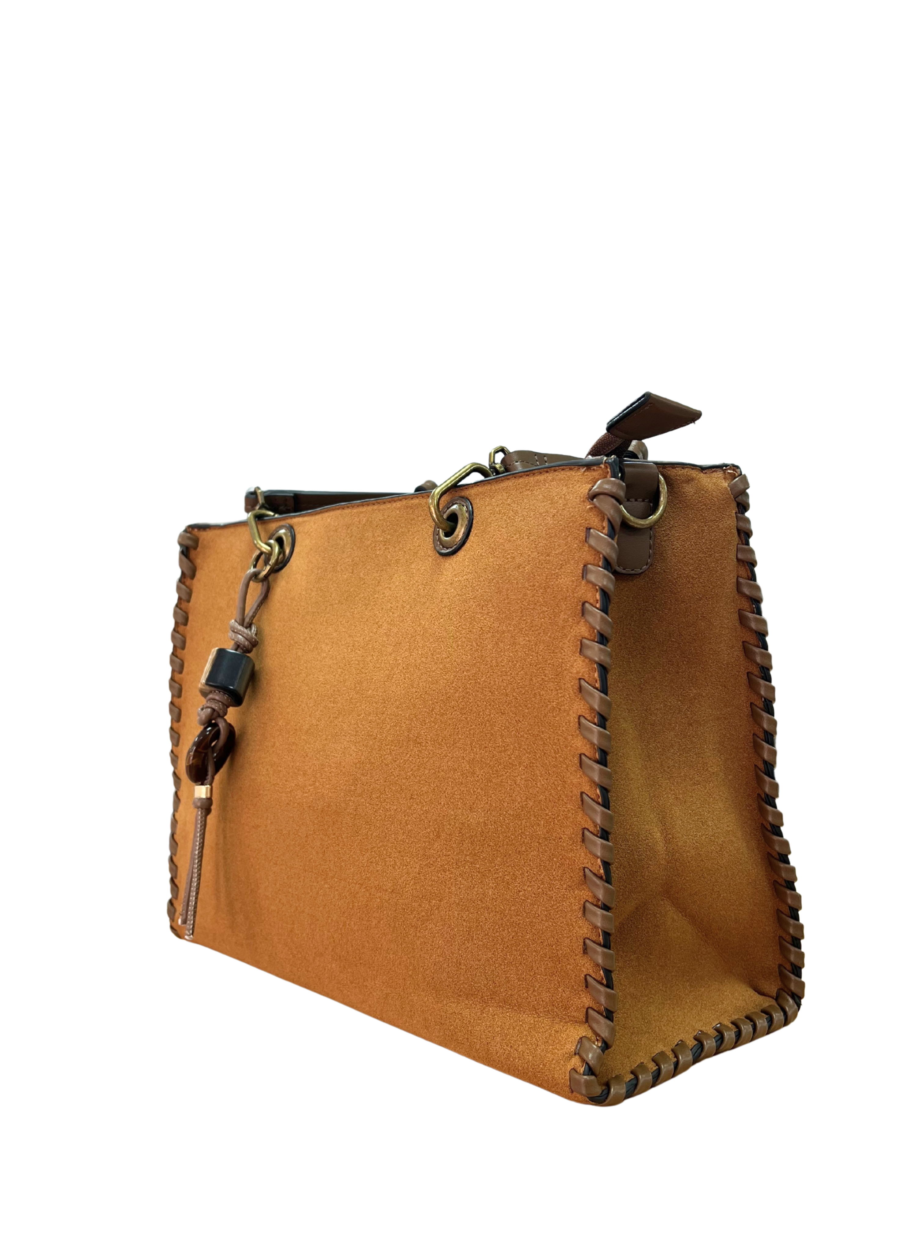 BOLSO CAMEL DE ANTE CON DETALLES TRENZADOS Y ADORNO COLGANTE