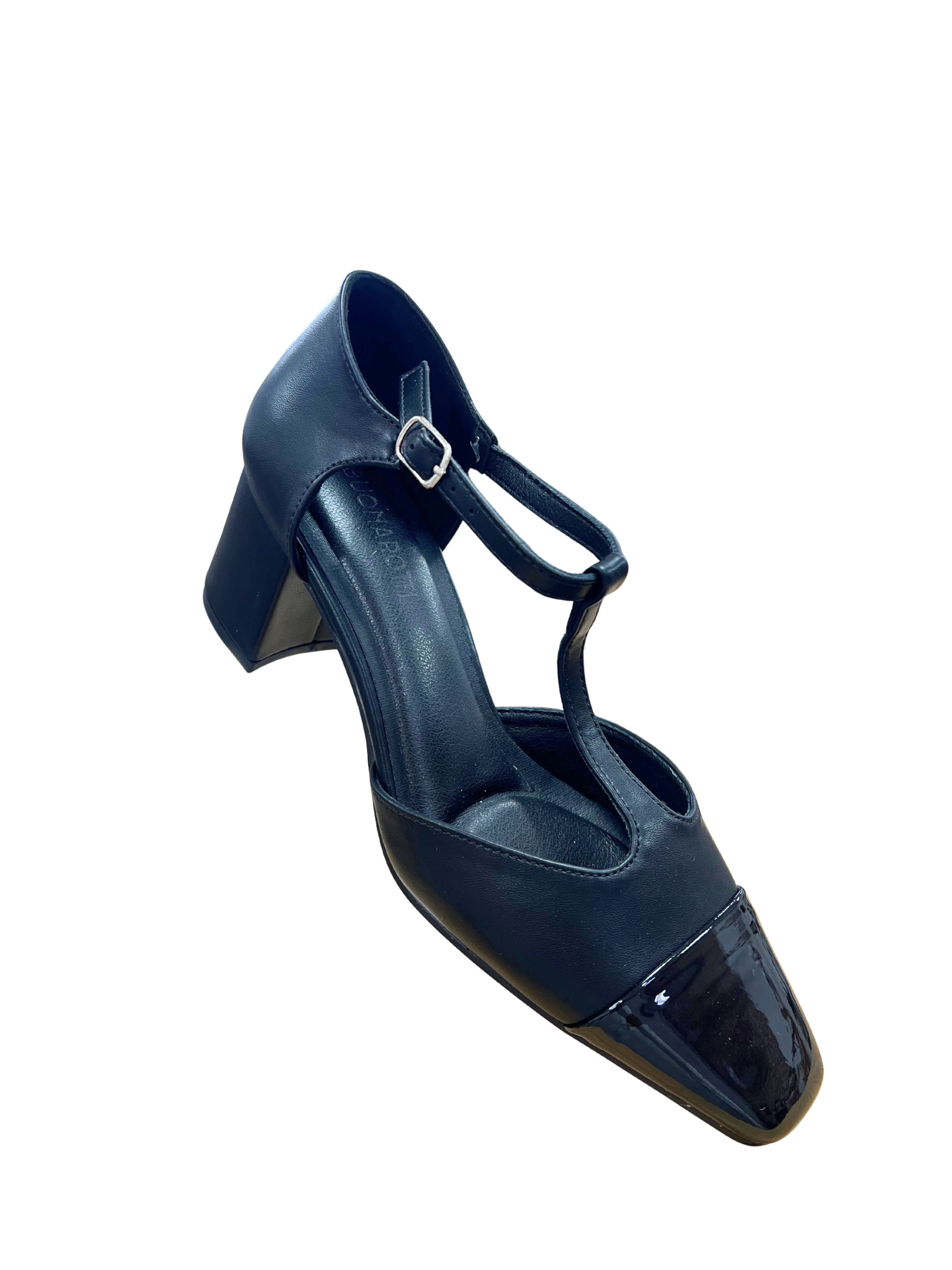 Zapatos de tacón bajo negro con punta charol y pulsera T-strap