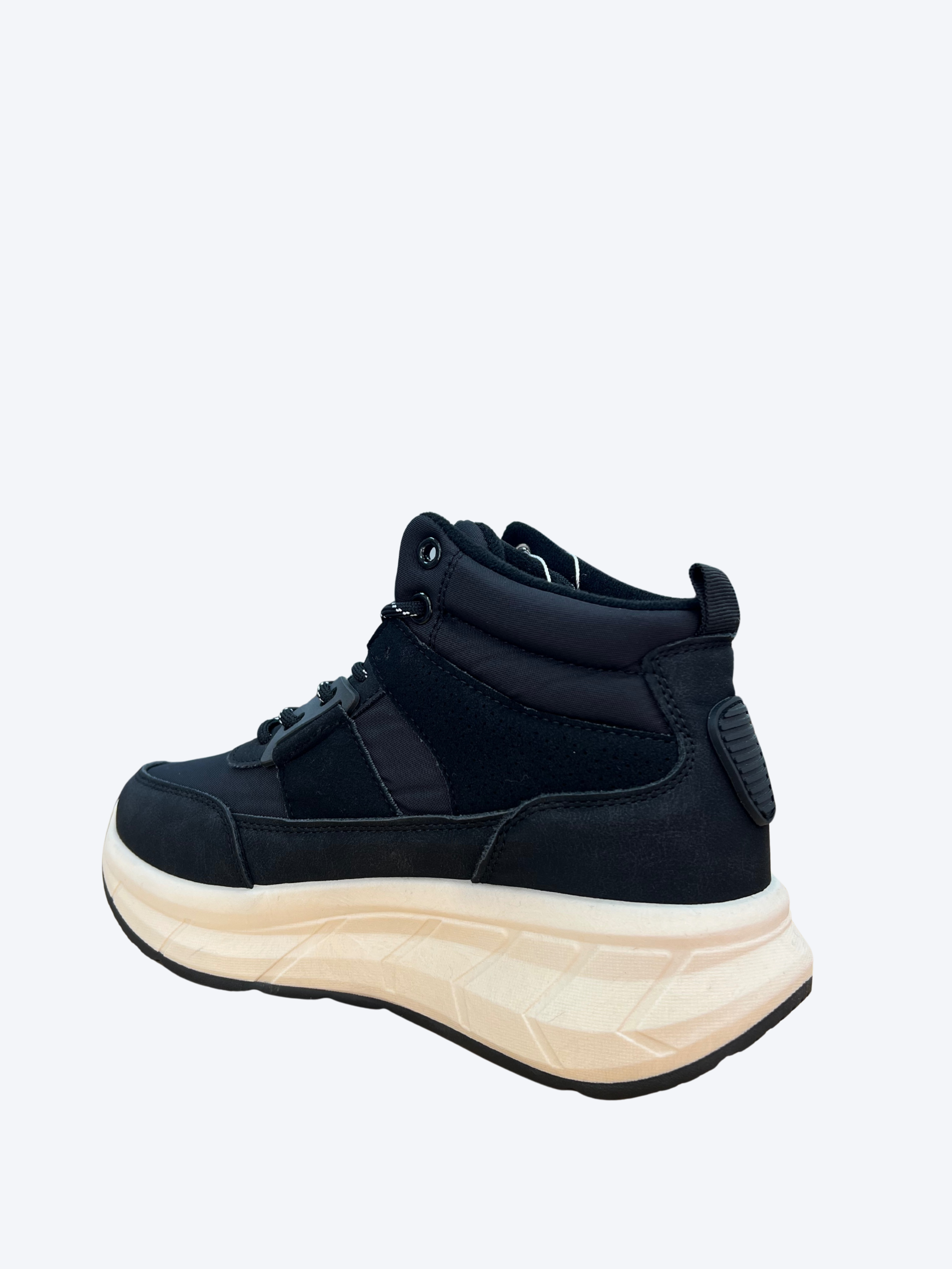 Sneakers negros con suela chunky blanca