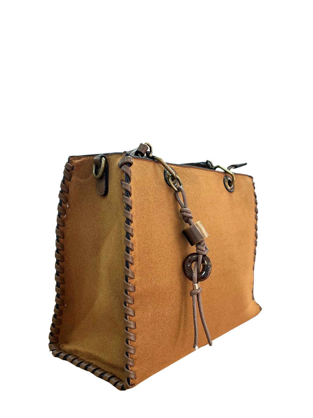 BOLSO CAMEL DE ANTE CON DETALLES TRENZADOS Y ADORNO COLGANTE