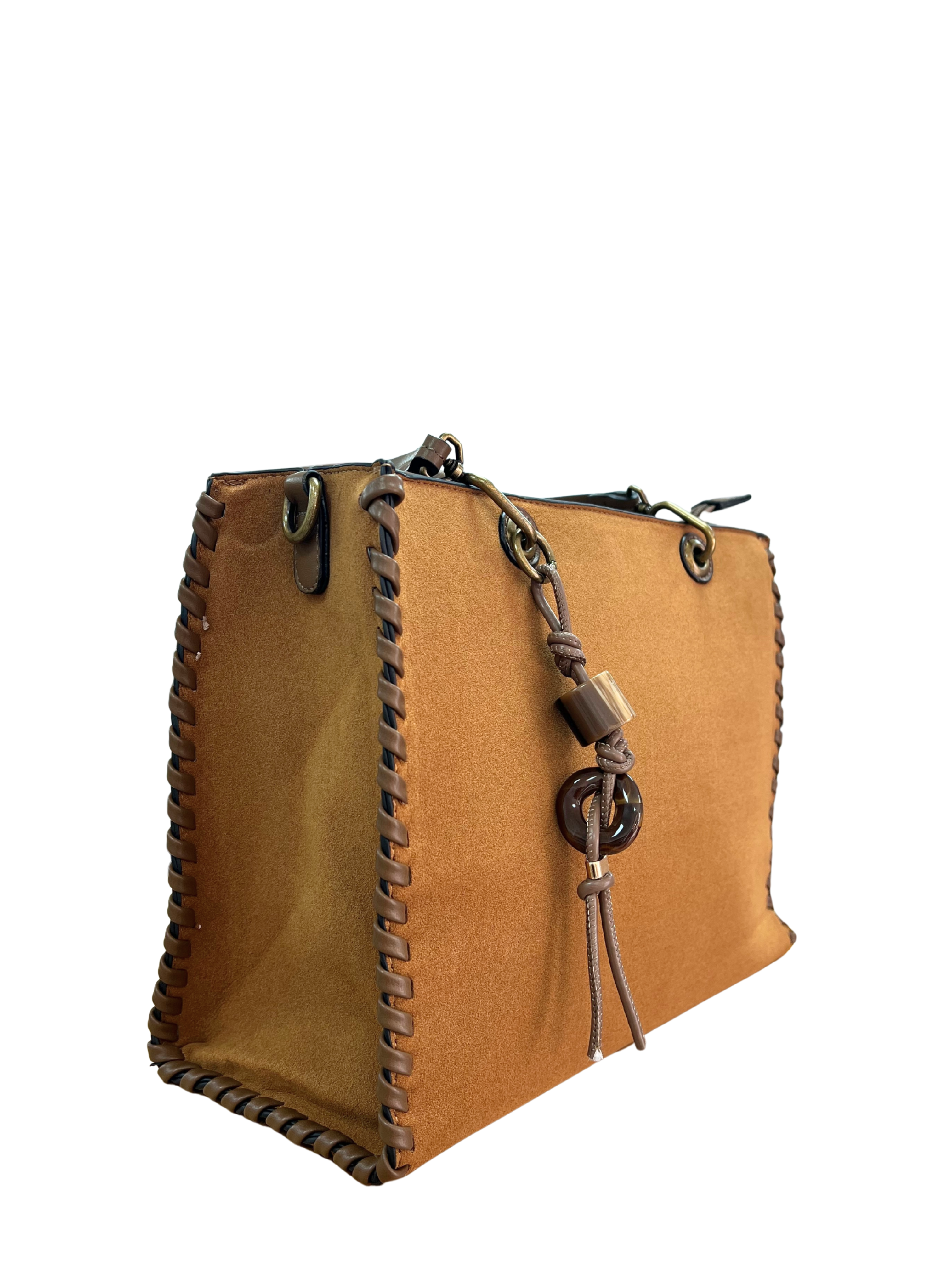 BOLSO CAMEL DE ANTE CON DETALLES TRENZADOS Y ADORNO COLGANTE