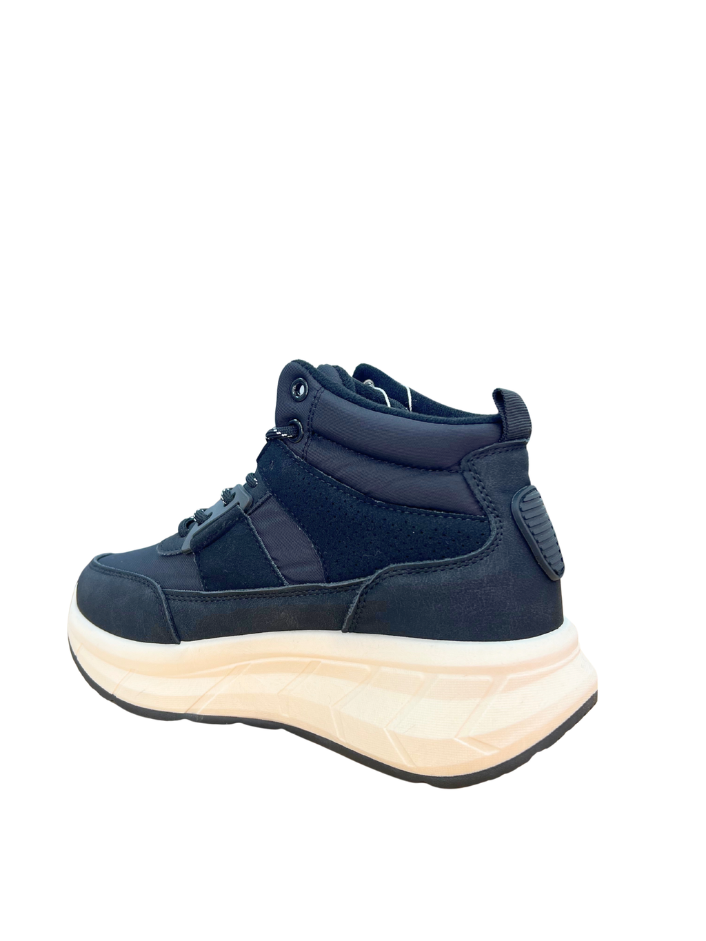 Sneakers negros con suela chunky blanca