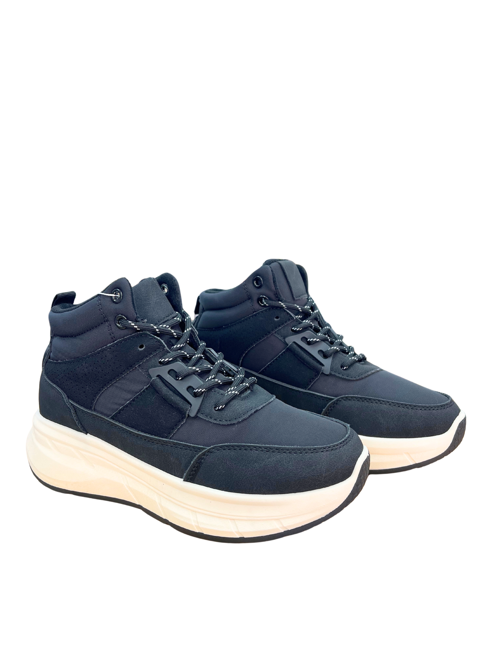 Sneakers negros con suela chunky blanca