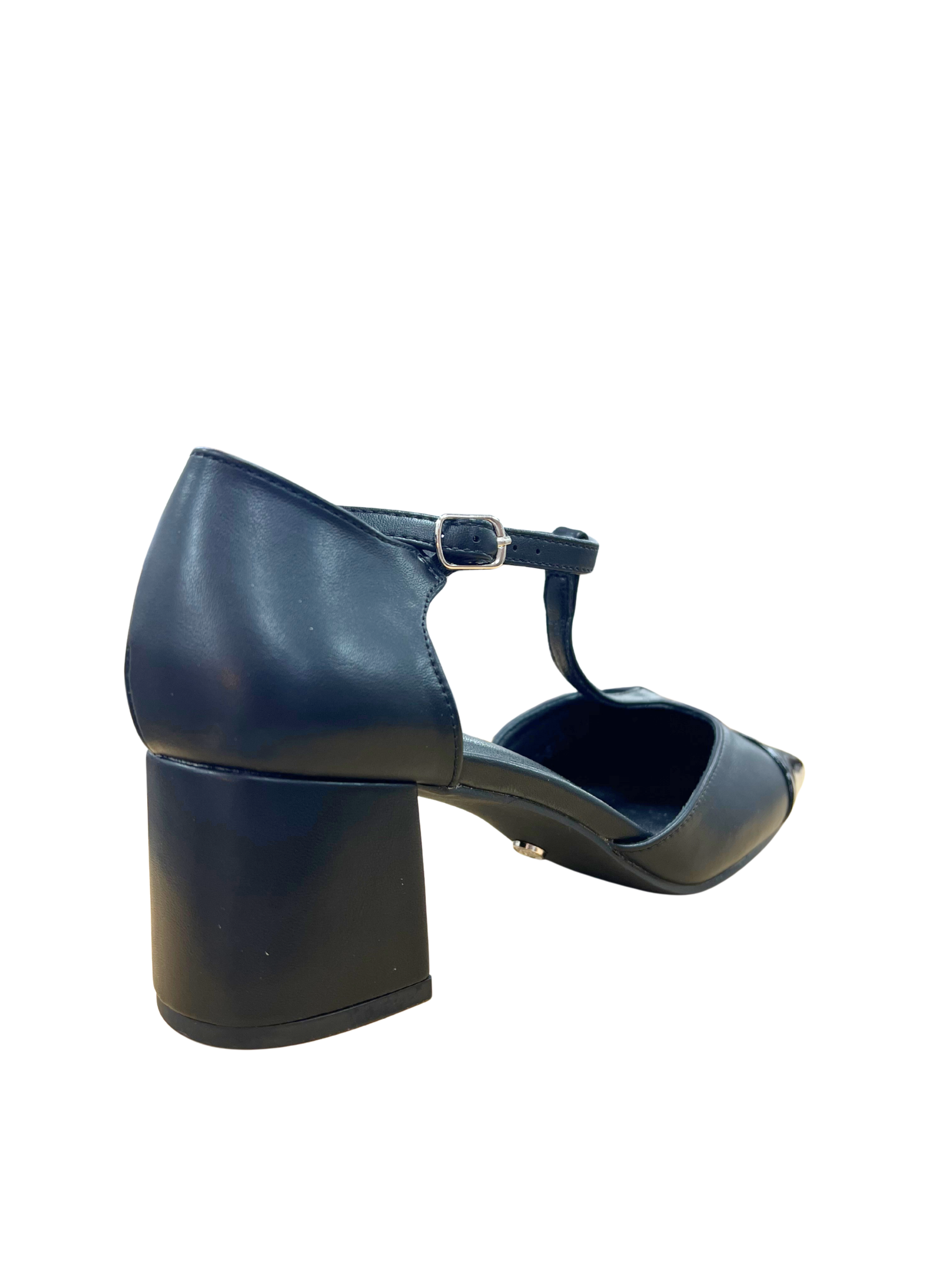 Zapatos de tacón bajo negro con punta charol y pulsera T-strap