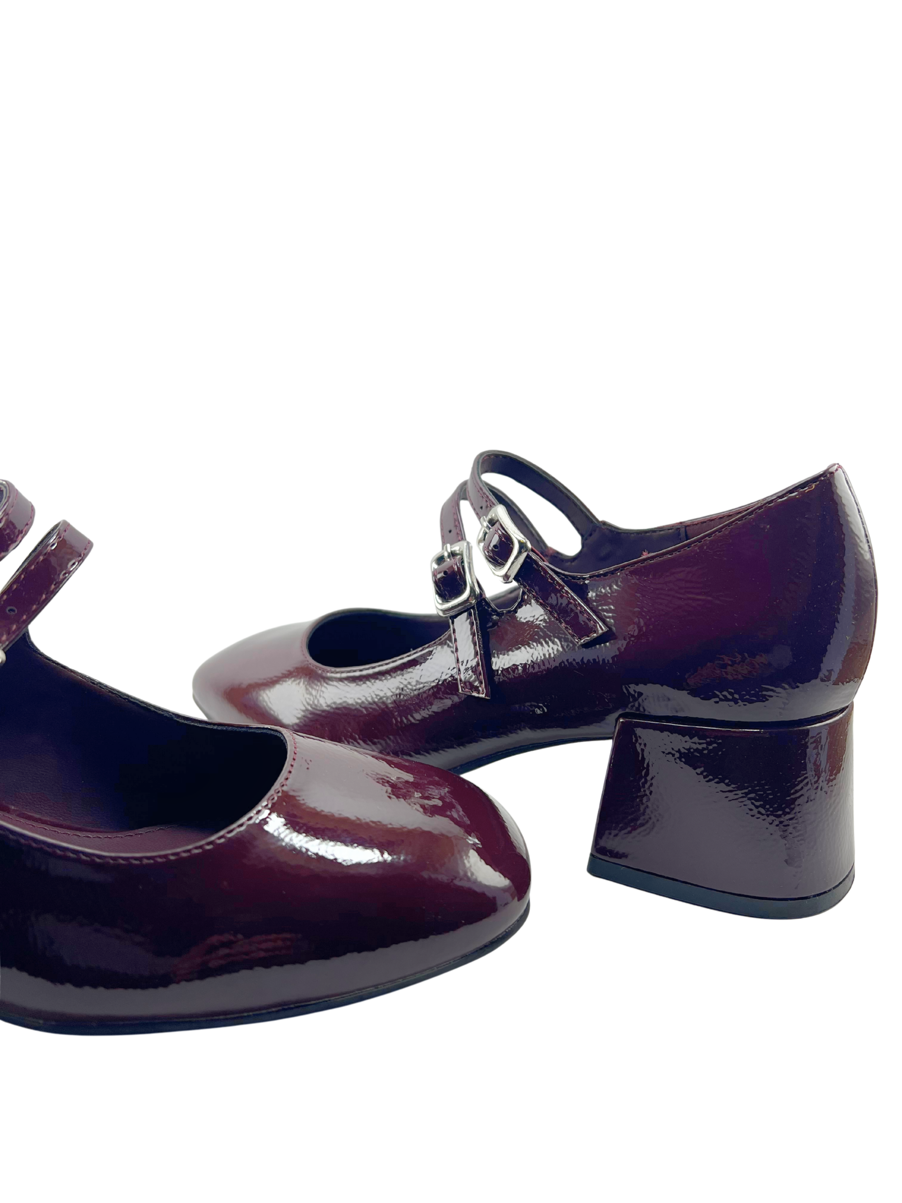 Zapato tacón medio dos hebillas