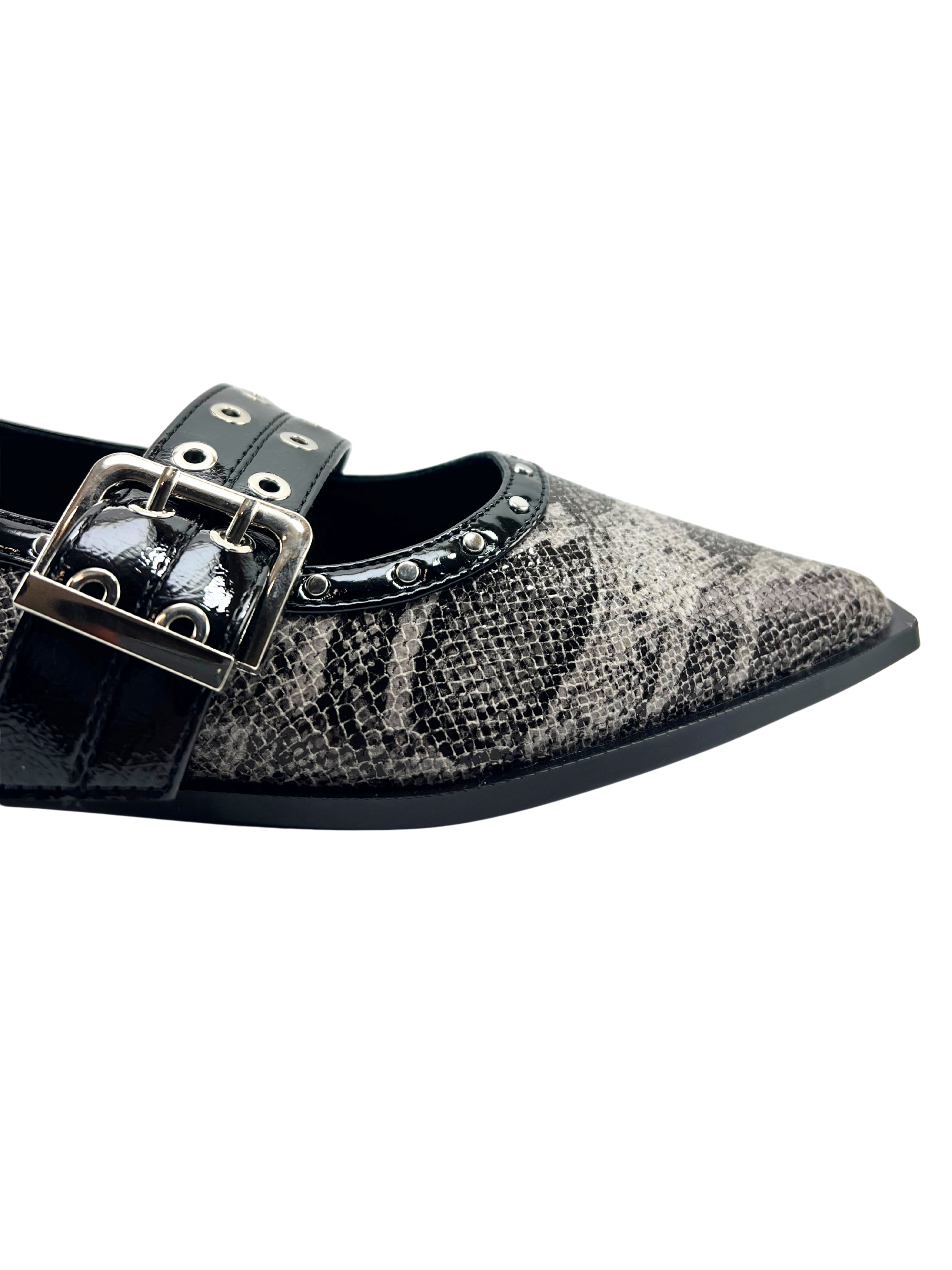 Zapato con hebilla tacón bajo