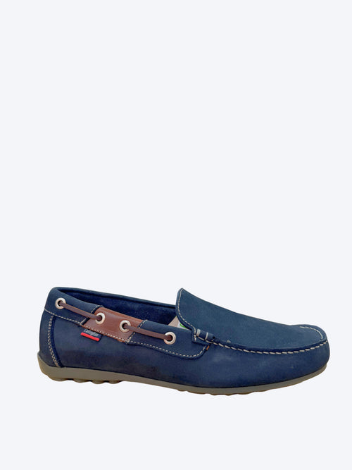 Náutico hombre Callaghan en piel serraje azul marino con cordón cuero marrón y suela goma, vista lateral