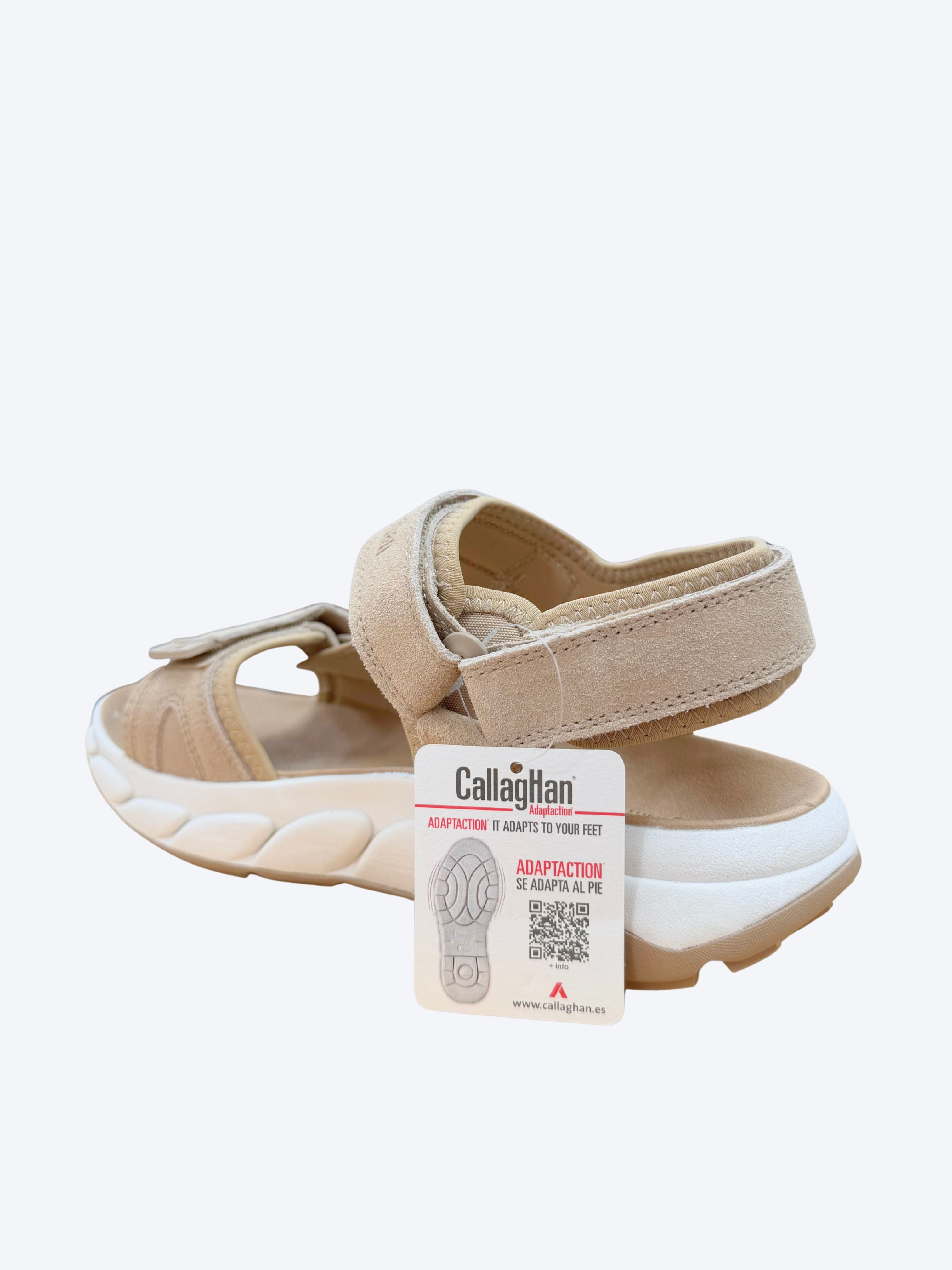 Sandalia hombre Callaghan beige con etiqueta tecnología Adaptaction se adapta al pie, vista perspectiva trasera
