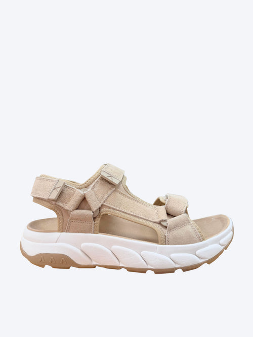 Sandalia deportiva hombre Callaghan en serraje beige con triple velcro y suela chunky bicolor, vista lateral