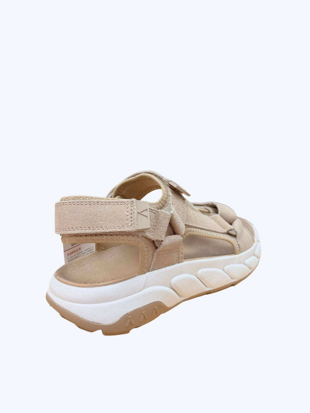 Sandalia hombre Callaghan beige mostrando velcro trasero y suela chunky bicolor, vista perspectiva trasera