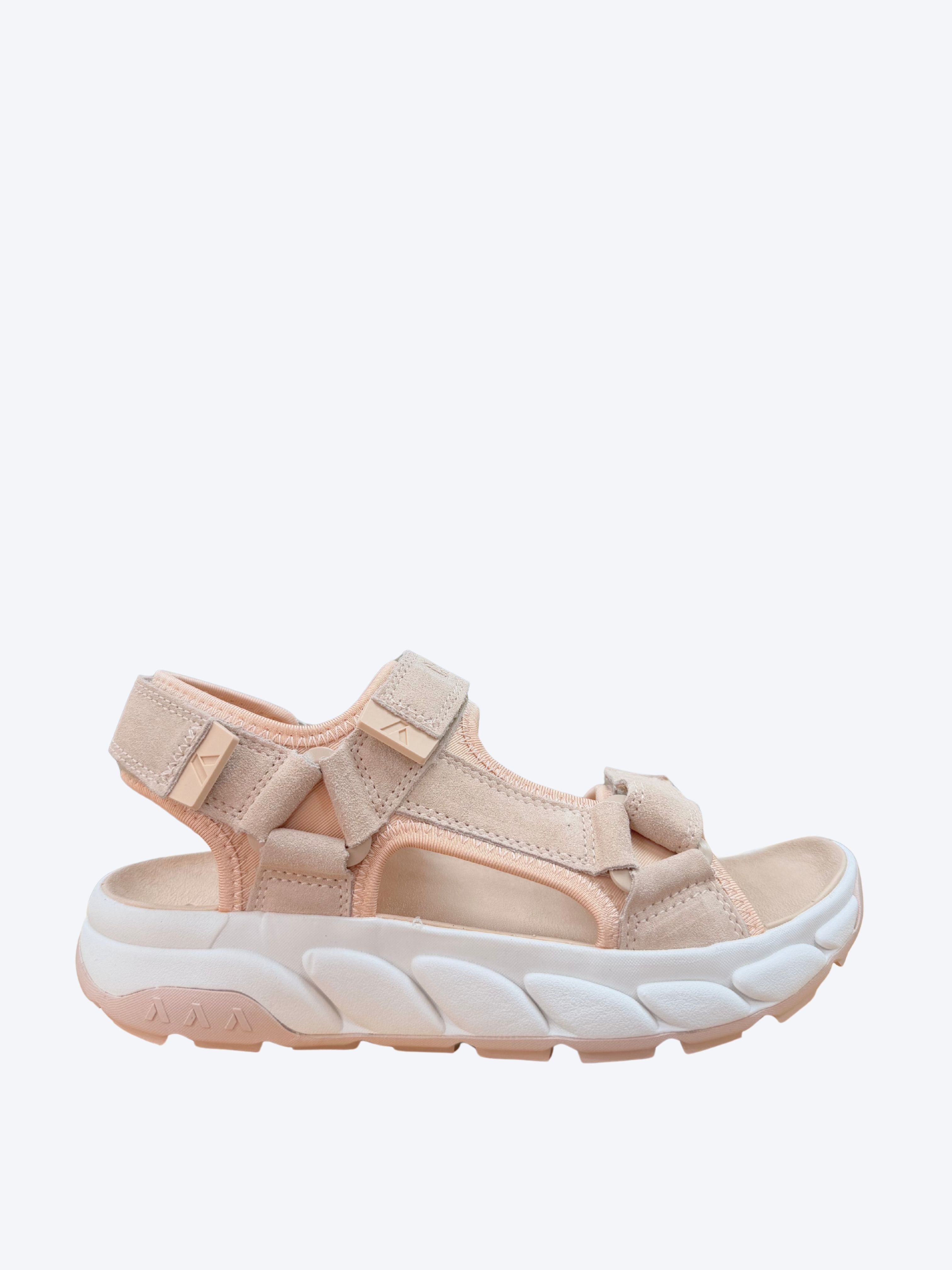 Sandalia deportiva mujer Callaghan en serraje rosa nude con triple velcro dorado y suela chunky bicolor, vista lateral