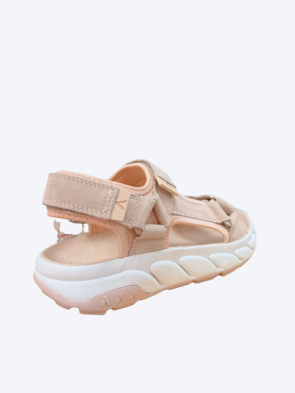 Sandalia mujer Callaghan rosa mostrando velcro trasero regulable y suela chunky bicolor, vista perspectiva trasera
