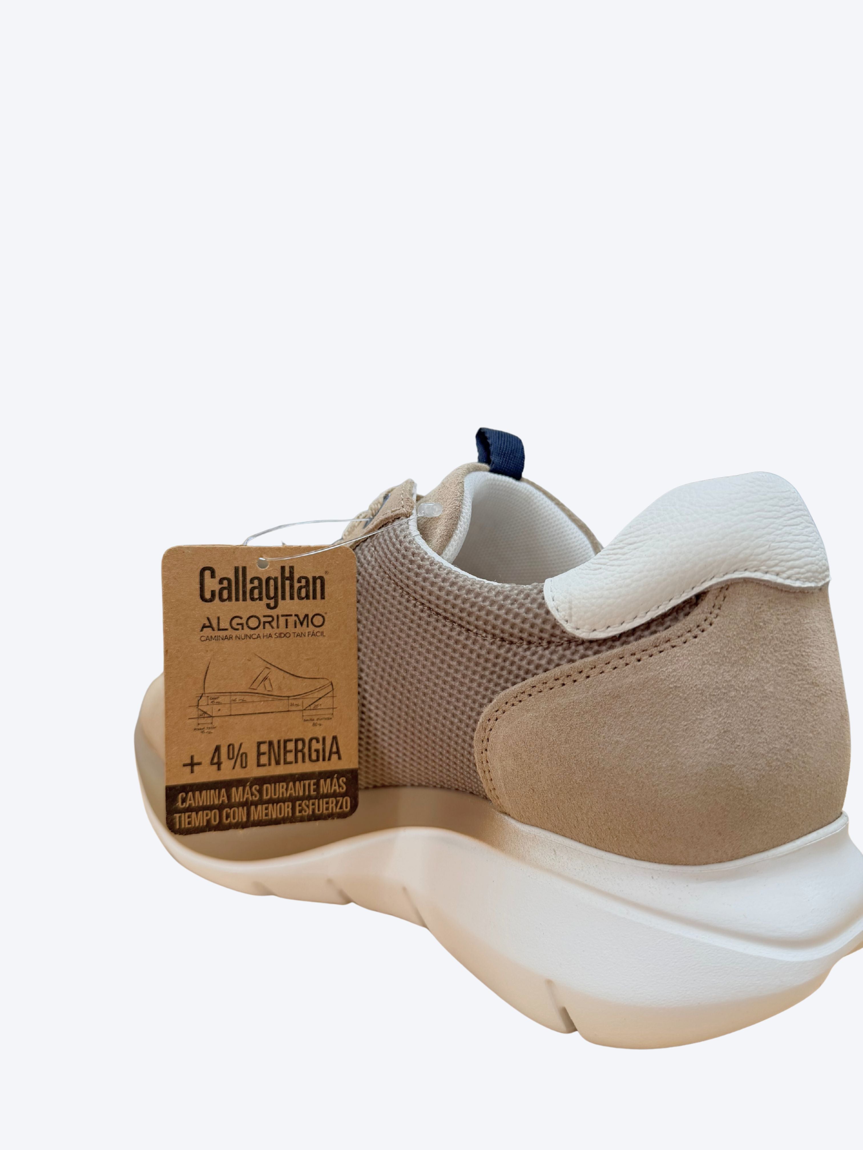 Sneakers hombre Callaghan taupe con etiqueta tecnología Algoritmo +4% energía y detalle de suela plataforma, vista trasera con etiqueta
