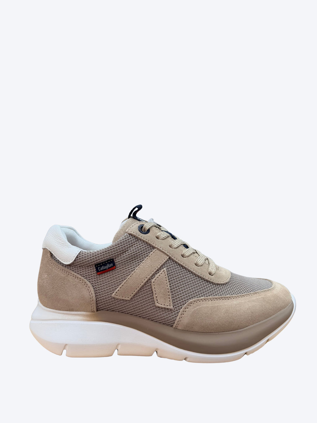 Sneakers hombre Callaghan en ante taupe con mesh técnico, cordones bicolor y suela plataforma tecnología Algoritmo, vista lateral