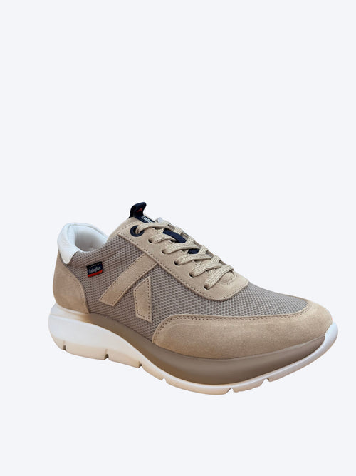Sneakers hombre Callaghan taupe con panel mesh, logo bordado y suela plataforma blanca, vista en perspectiva frontal