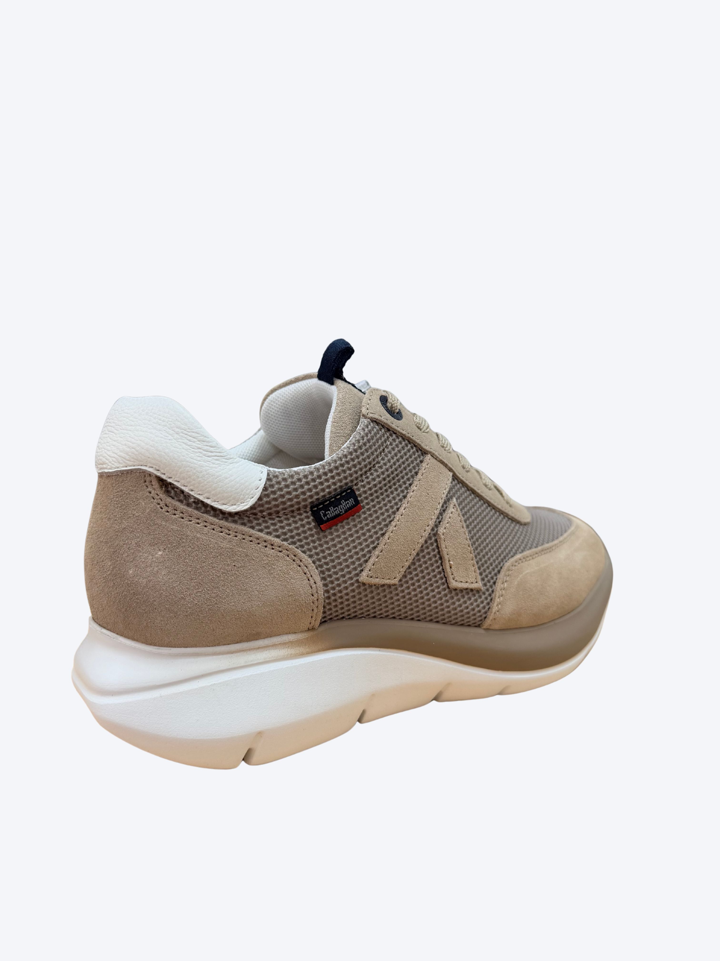 Sneakers hombre Callaghan taupe con contrafuerte en ante, tirador marino y suela plataforma blanca, vista trasera