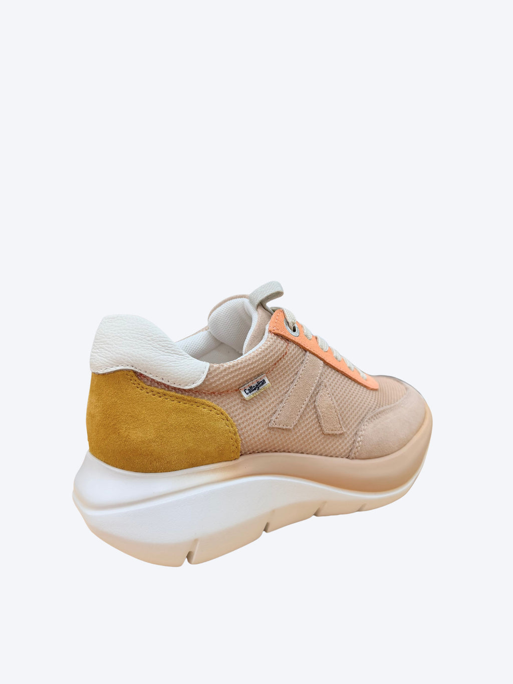 Sneakers mujer Callaghan rosa con contrafuerte en ante mostaza y suela plataforma blanca, vista trasera