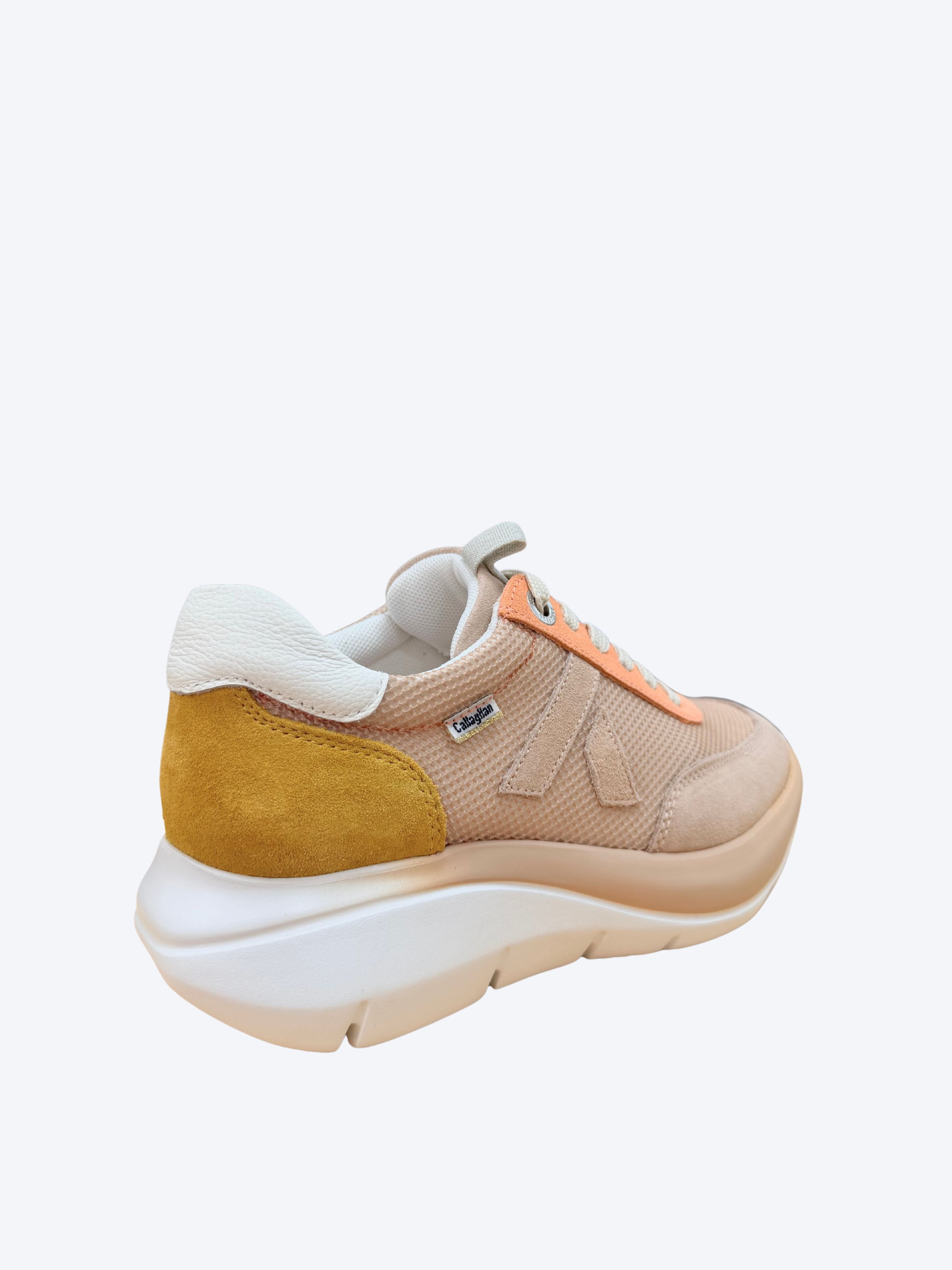 Sneakers mujer Callaghan rosa con contrafuerte en ante mostaza y suela plataforma blanca, vista trasera