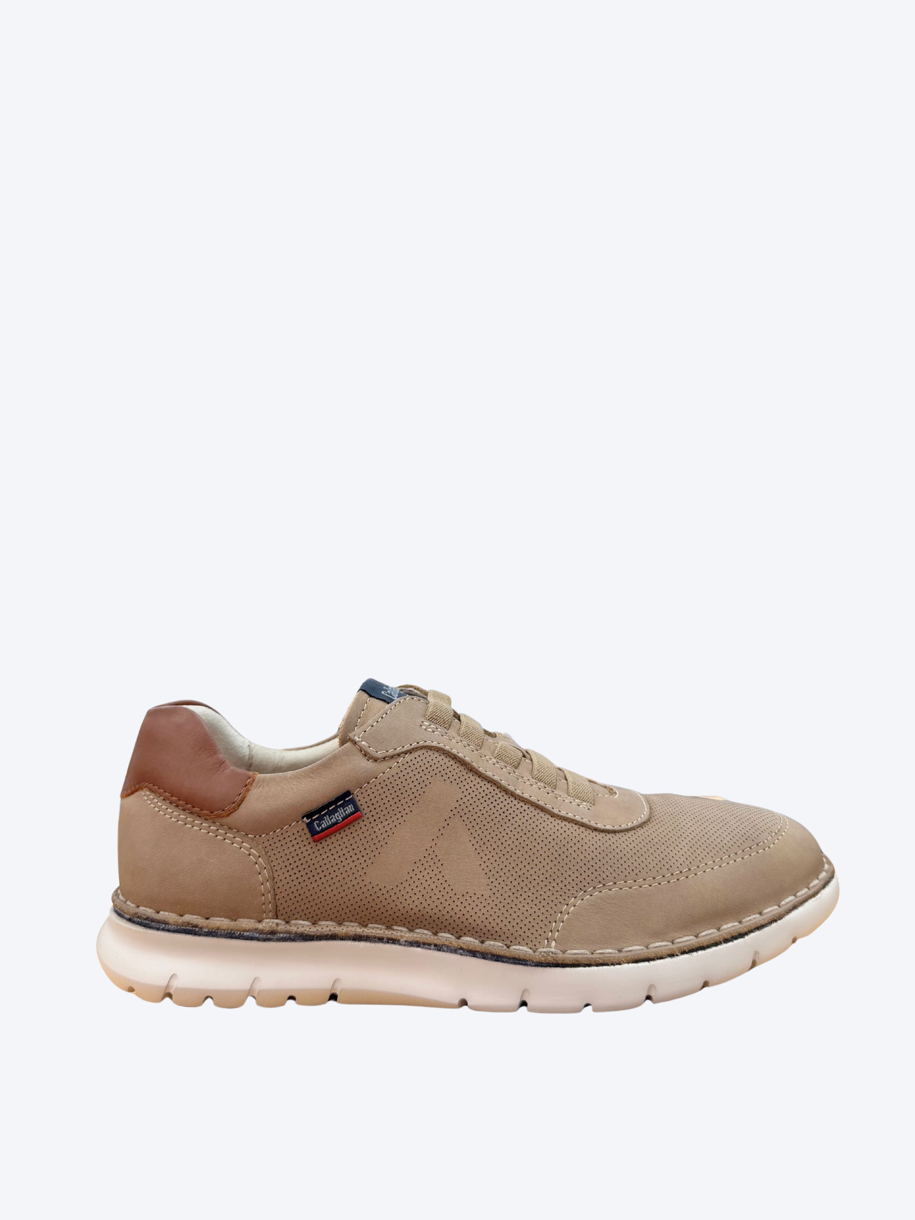 Zapato casual hombre Callaghan piel beige con detalles cosidos vista lateral