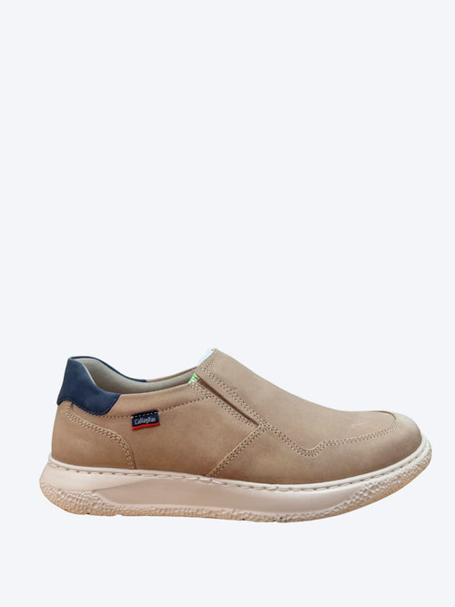 Zapato slip-on hombre Callaghan en piel serraje marrón con contrafuerte azul marino y suela crema, vista lateral