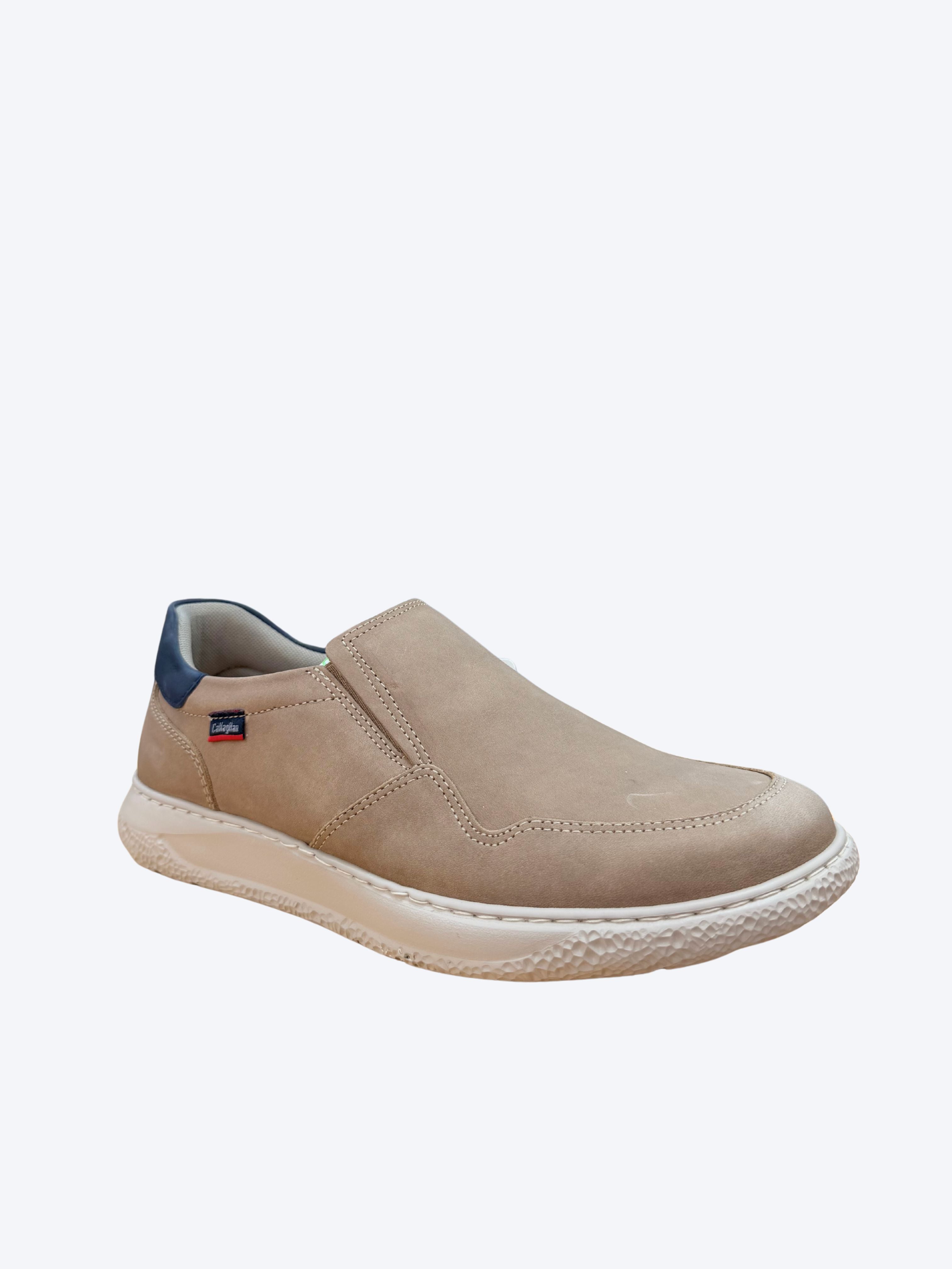 Zapato slip-on hombre Callaghan marrón con talón azul marino y costuras en contraste, vista perspectiva frontal