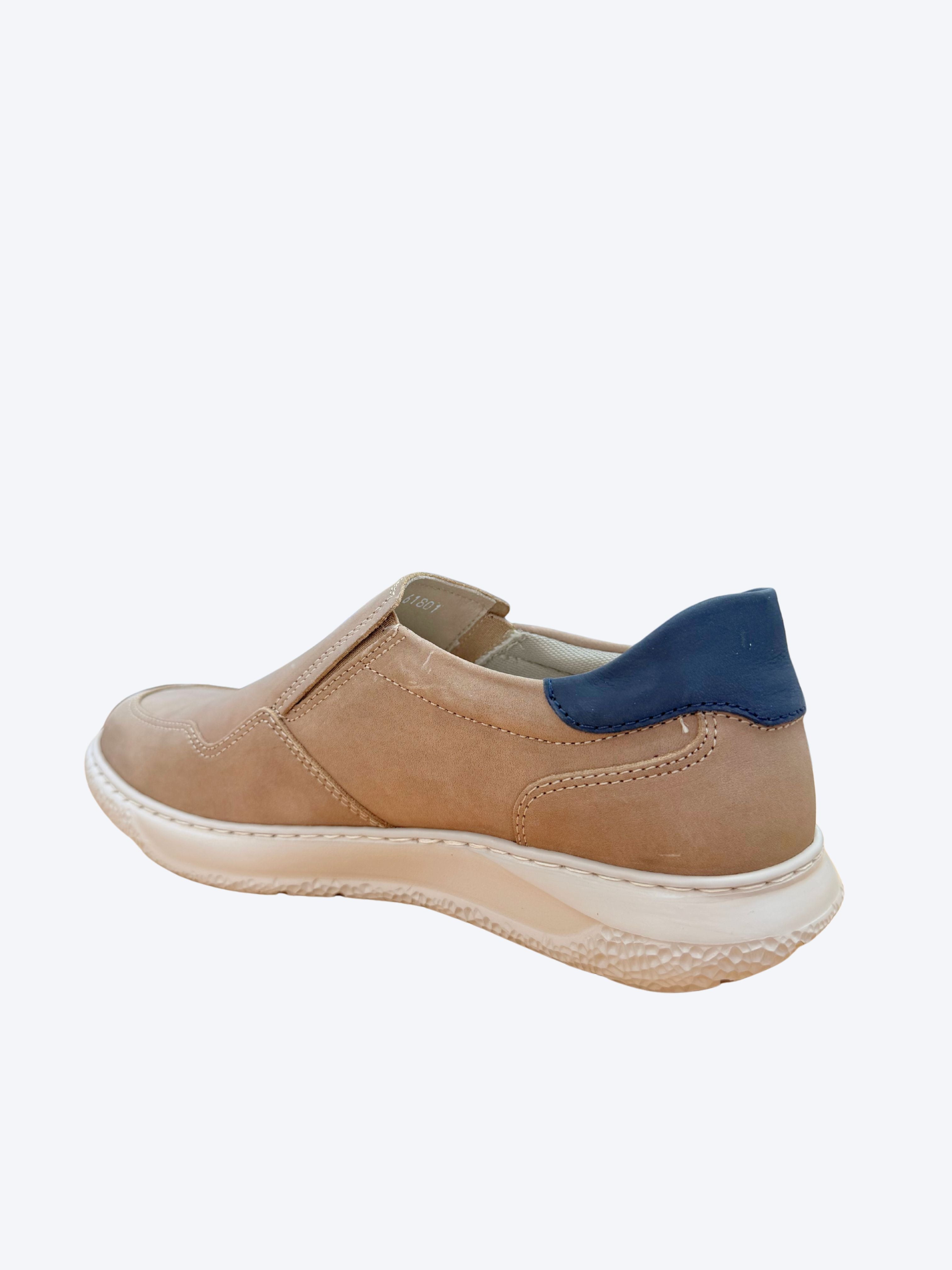 Zapato slip-on hombre Callaghan marrón con talón azul marino y elástico lateral, vista perspectiva trasera opuesta