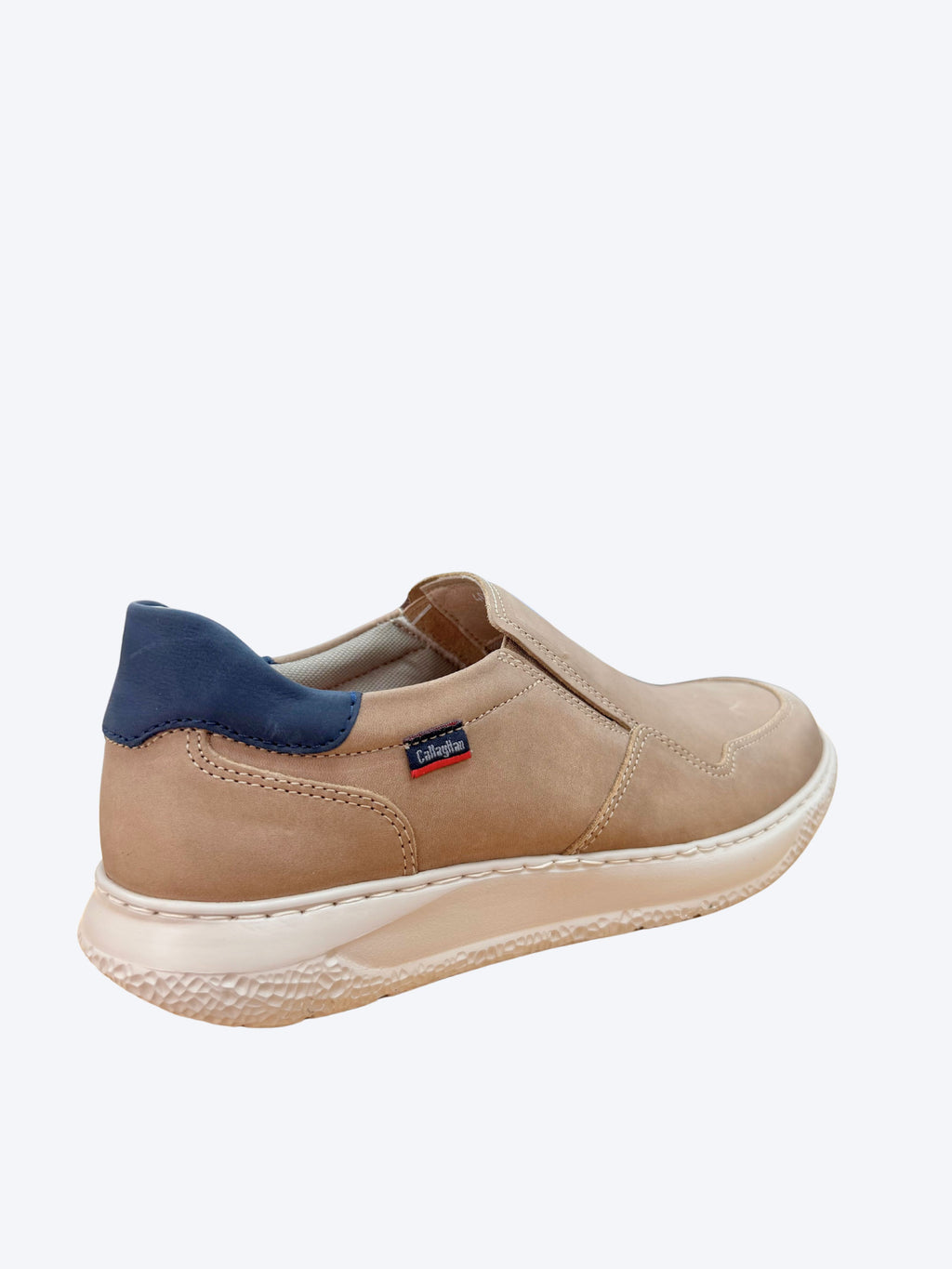 Zapato slip-on hombre Callaghan marrón destacando contrafuerte azul marino y suela texturizada, vista perspectiva trasera