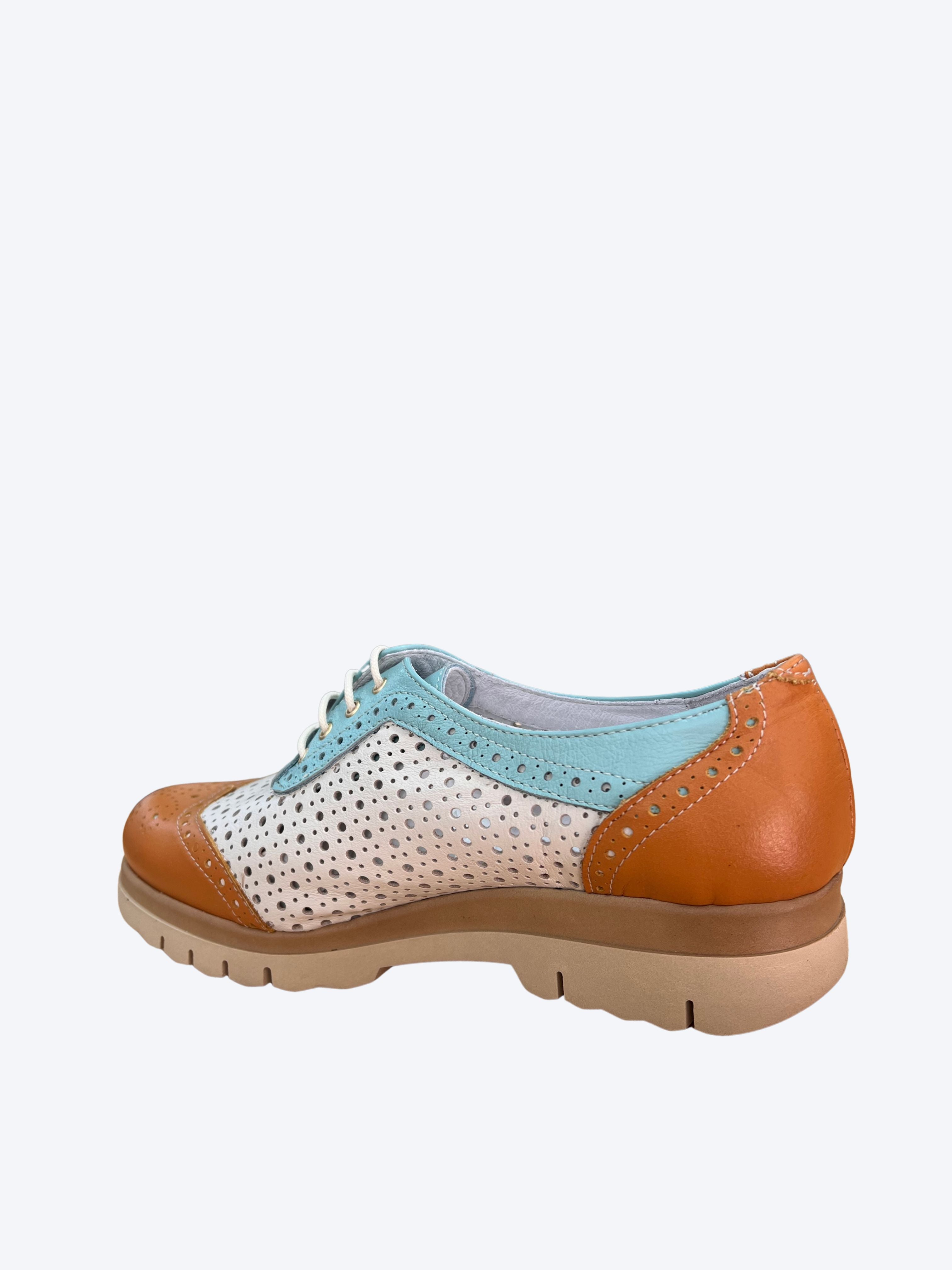 Detalle de piel perforada y cordones en zapato oxford Vitelo