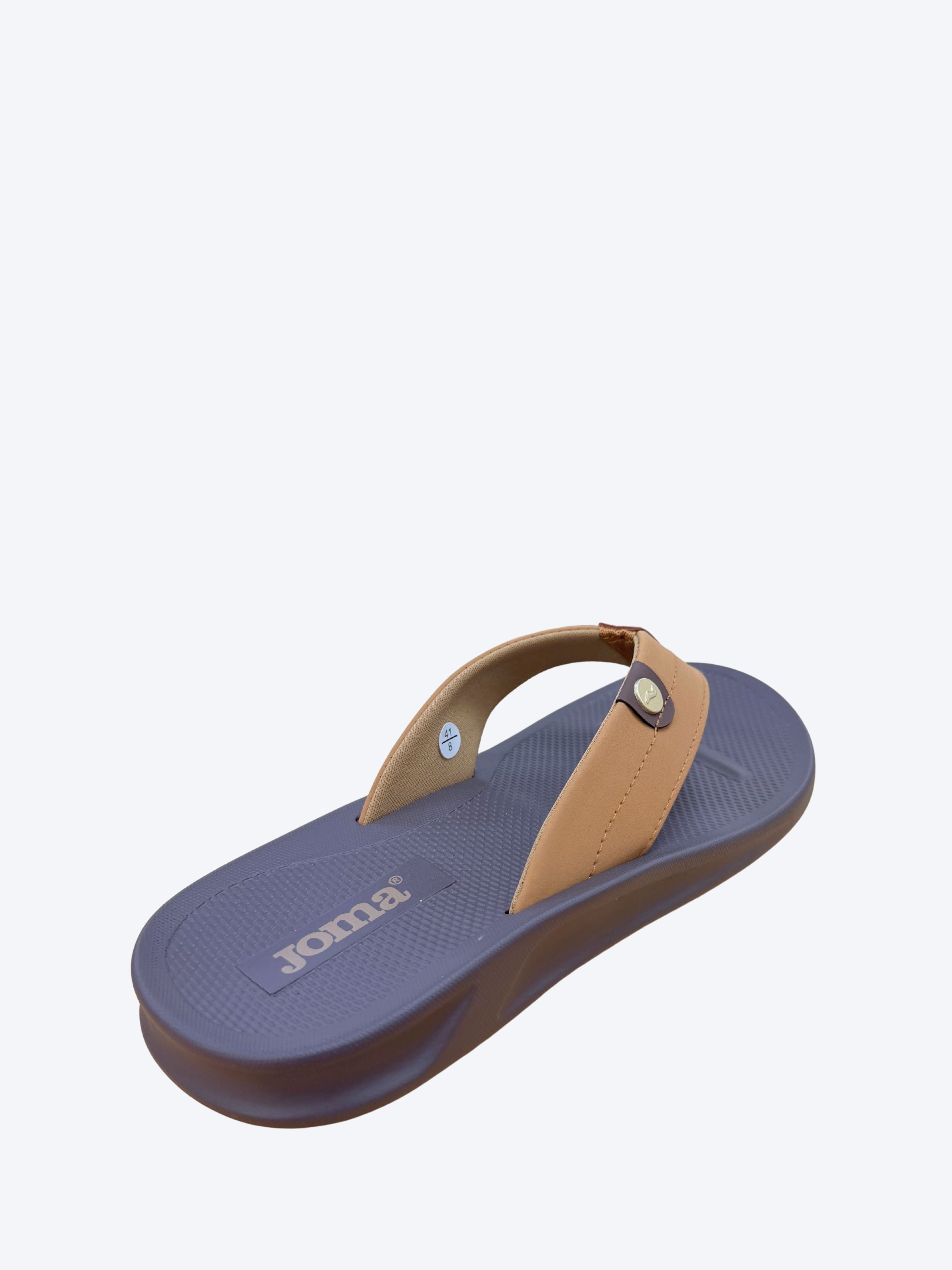 Chancla hombre Joma vista posterior mostrando suela marron con logo Joma