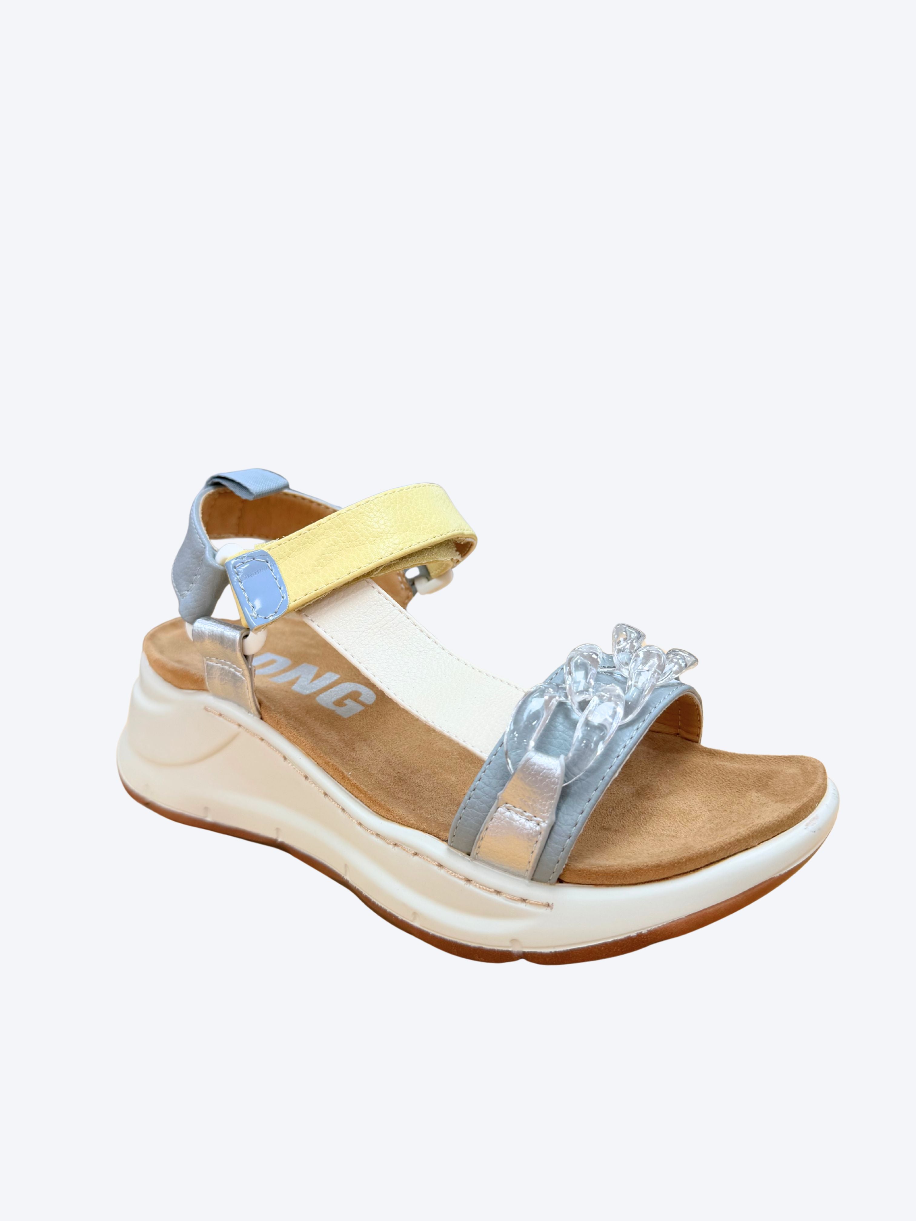 Sandalia mujer D'Angela azul celeste con tira joya, velcro amarillo y suela cuña blanca, vista perspectiva frontal