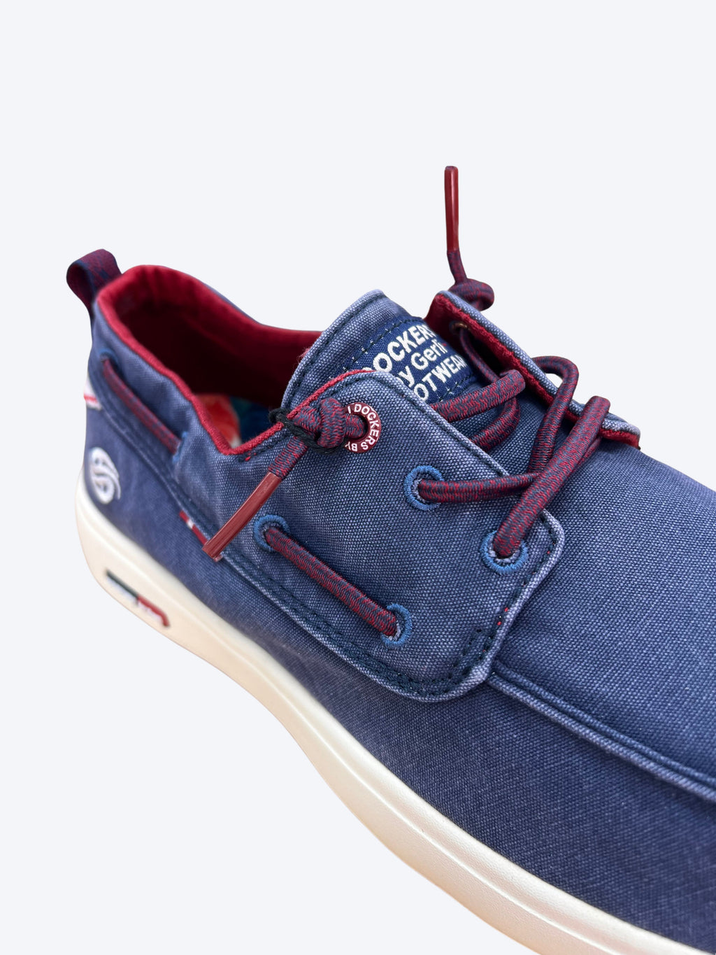 Detalle de tejido de lona y cordones elásticos en náutico Dockers