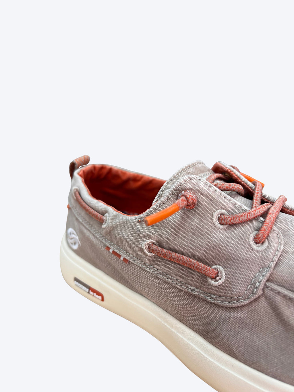 Detalle de la lona y cordones elásticos naranjas del zapato Dockers