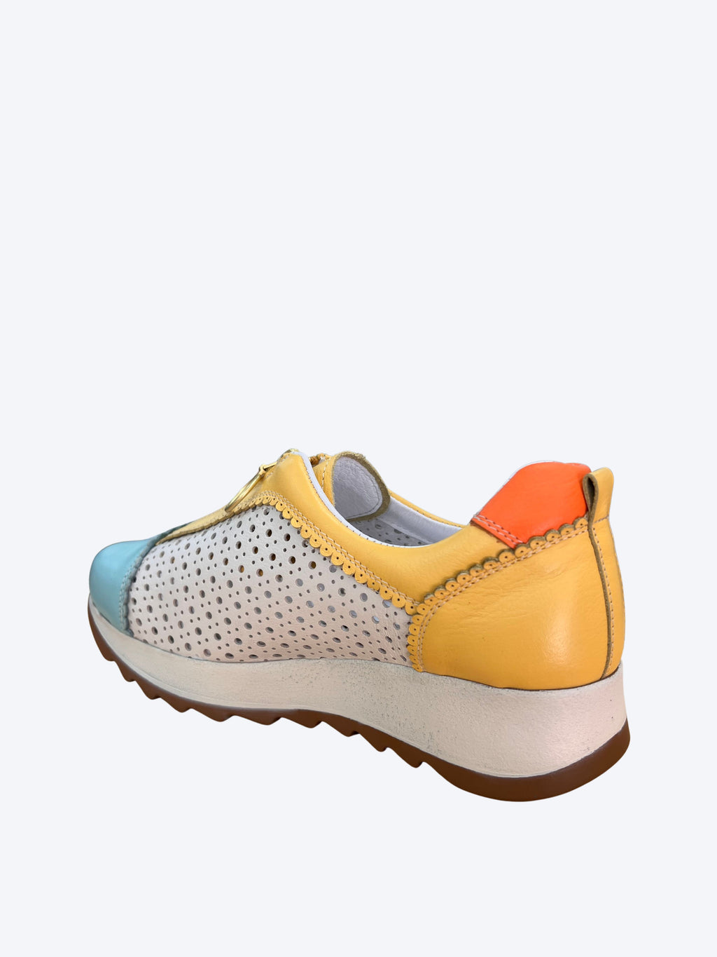 Detalle del talón naranja y diseño perforado del zapato casual Vitelo
