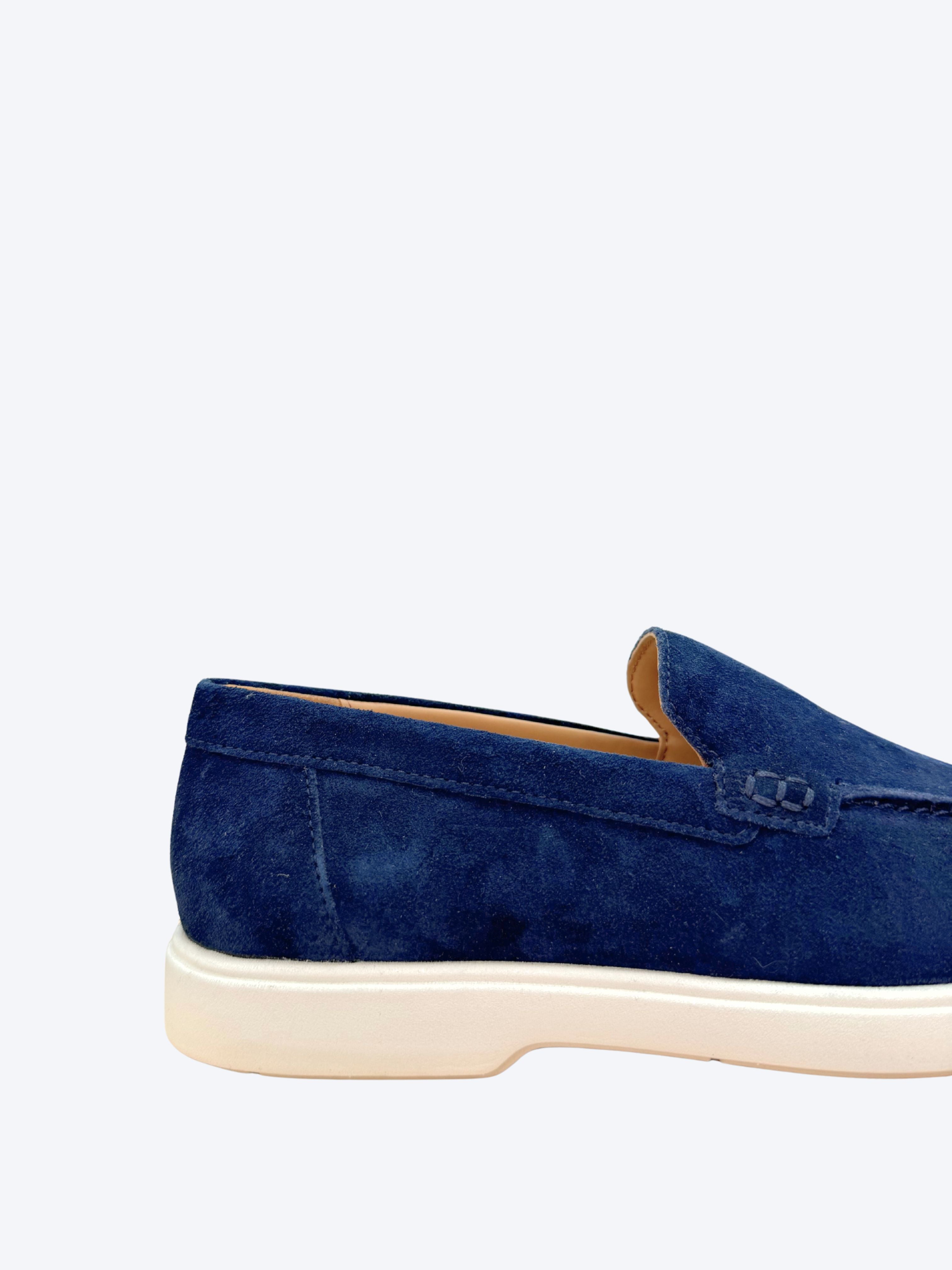 Detalle lateral mocasín serraje azul marino Geox con hebilla decorativa