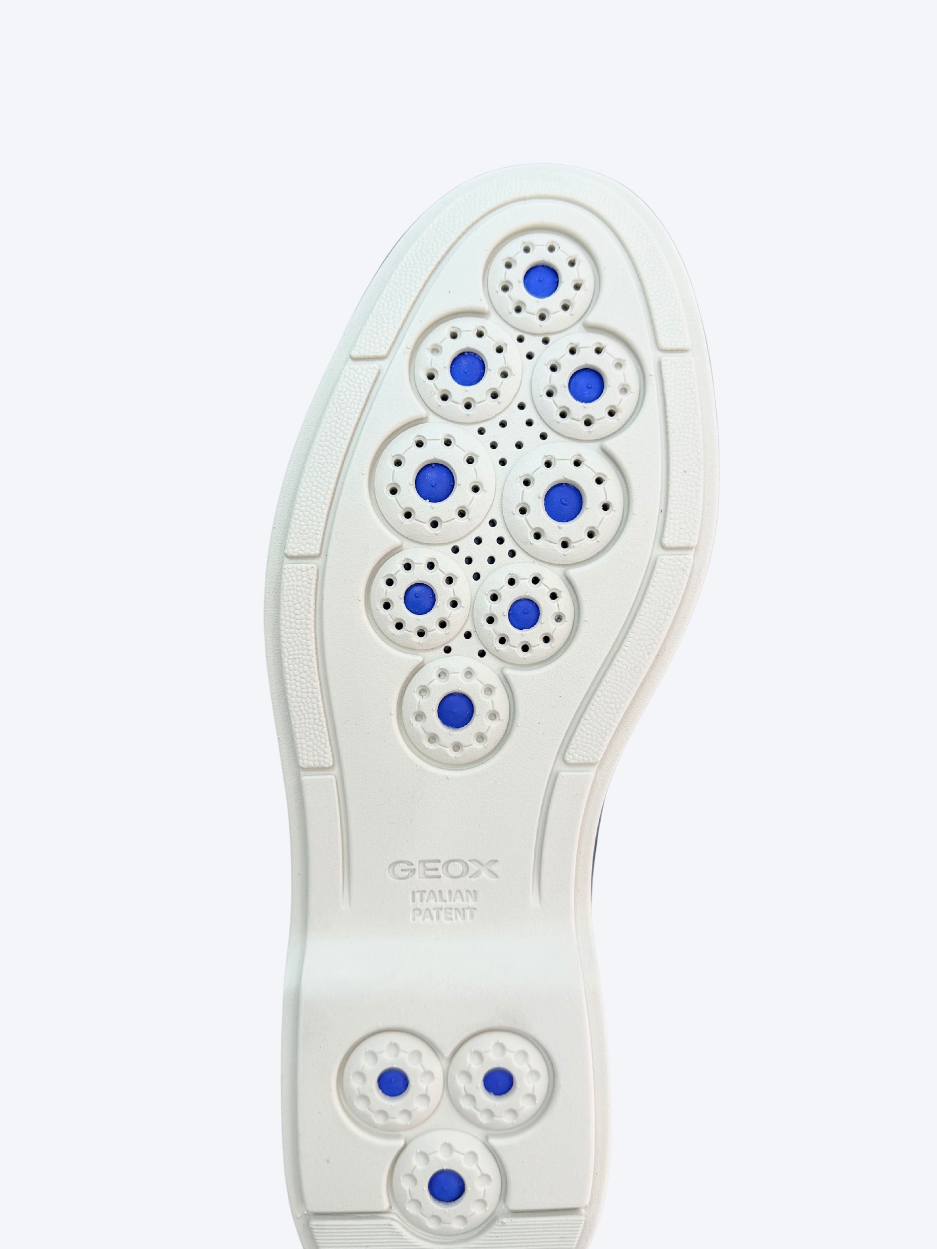 Detalle suela con esferas propulsoras patentadas Geox mocasín azul marino