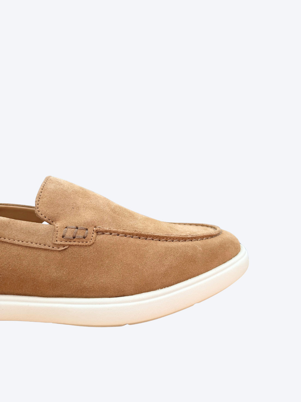 Detalle puntera y hebilla decorativa mocasín serraje camel Geox hombre