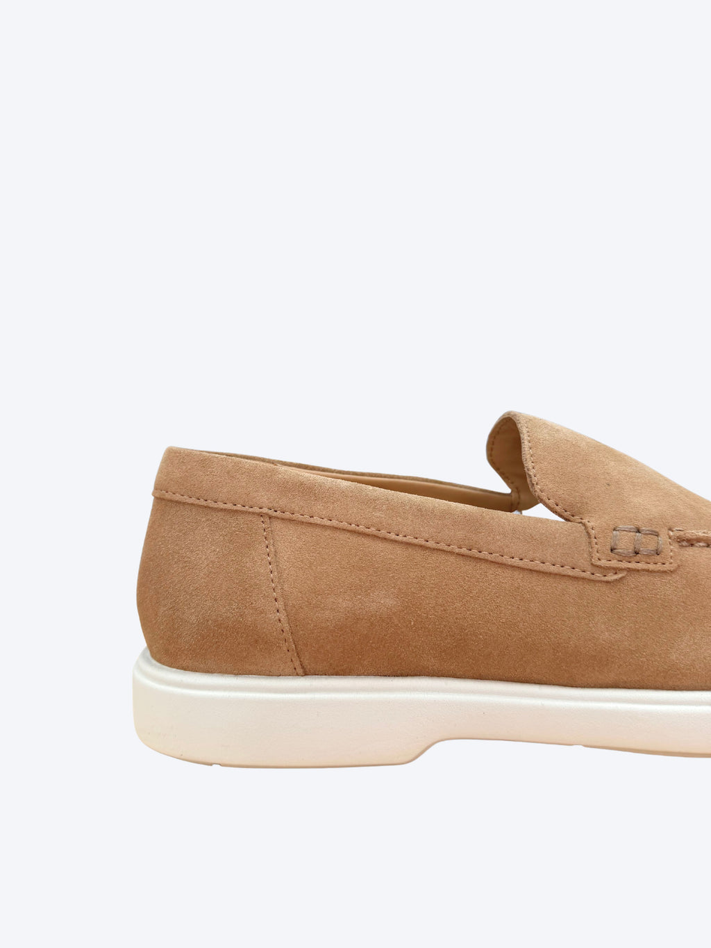 Detalle talón y cosido mocasín serraje camel hombre Geox