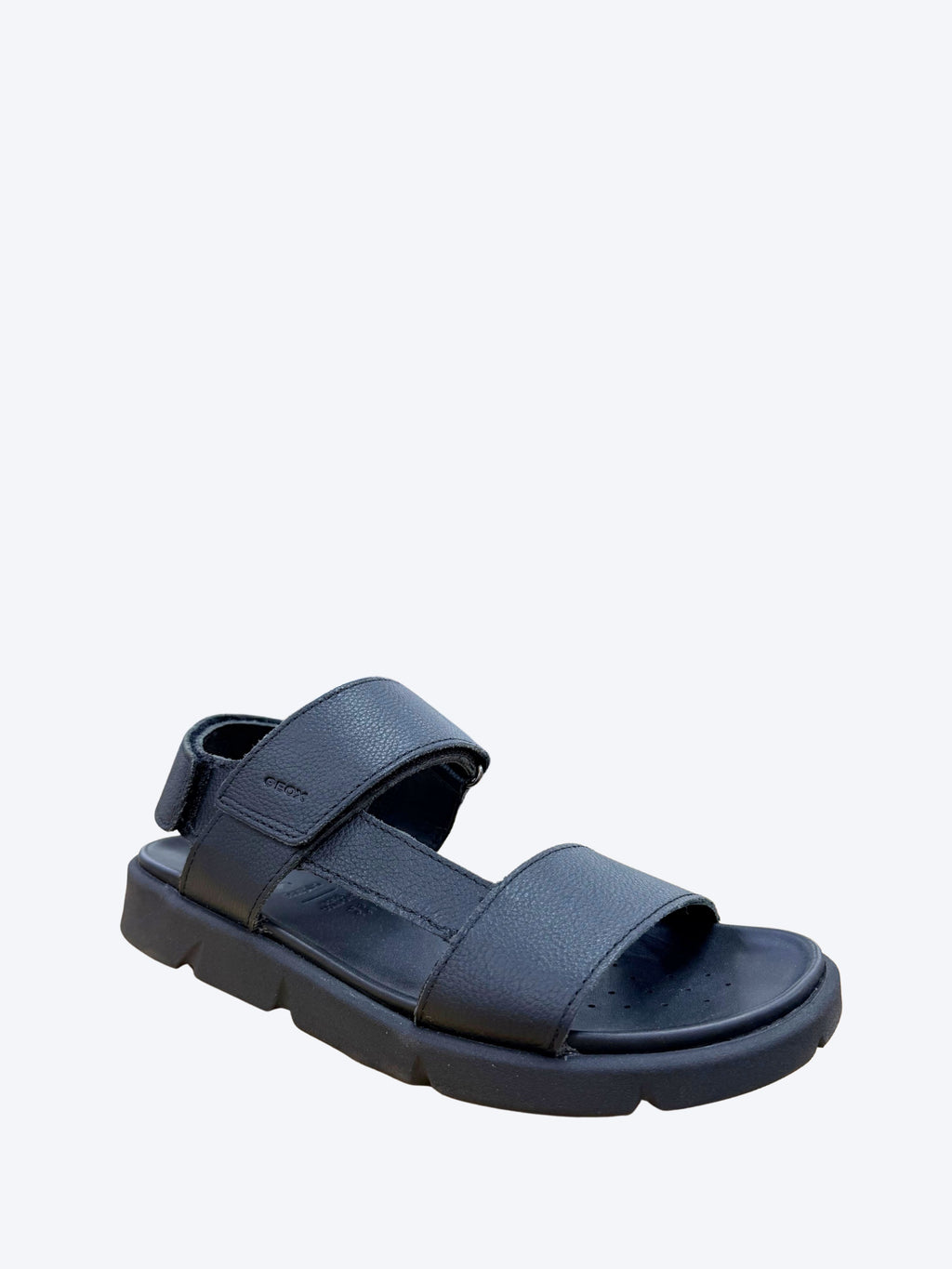 Sandalia hombre Geox negra con doble tira de piel, velcro regulable y plantilla perforada Respira, vista perspectiva frontal