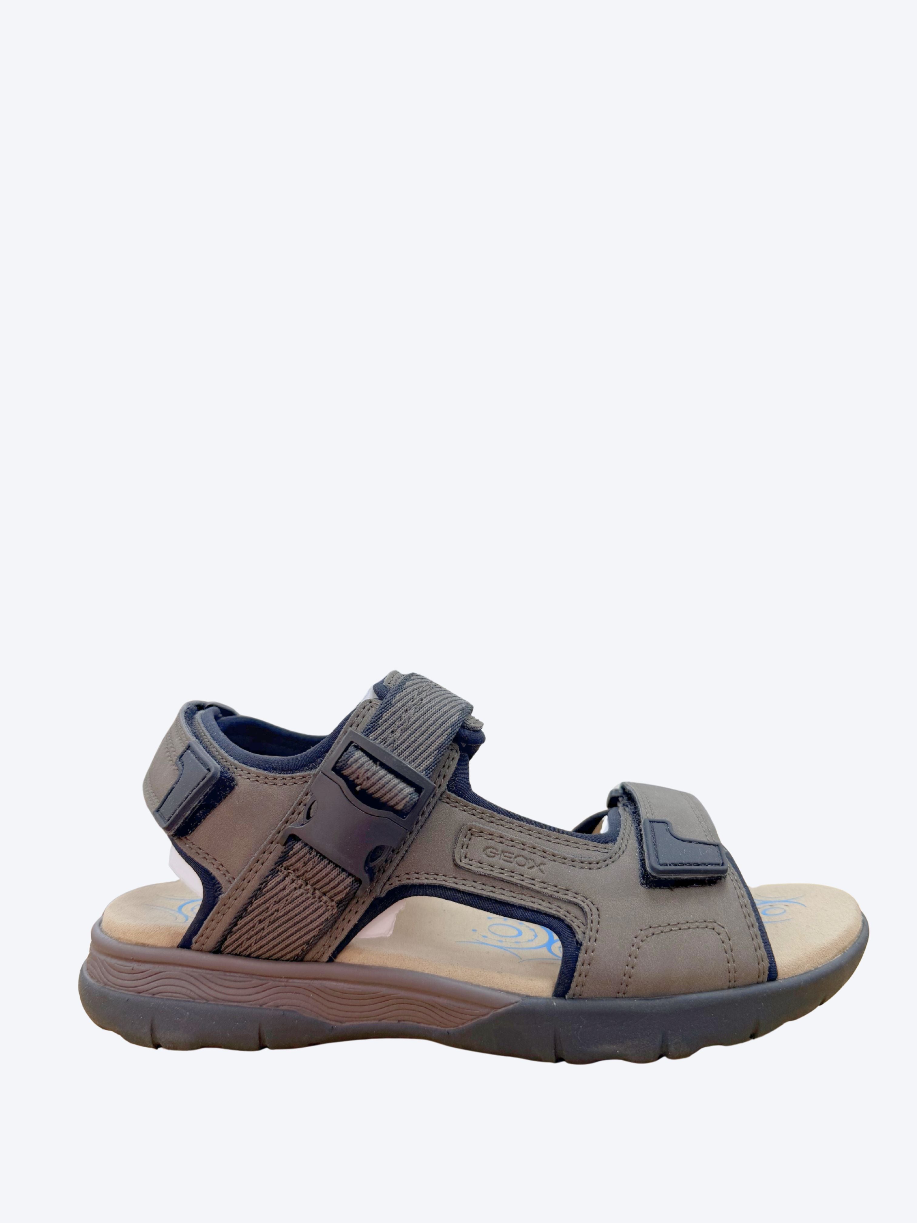 Sandalia deportiva hombre Geox en piel nobuck topo con doble velcro azul marino y suela goma flexible, vista lateral