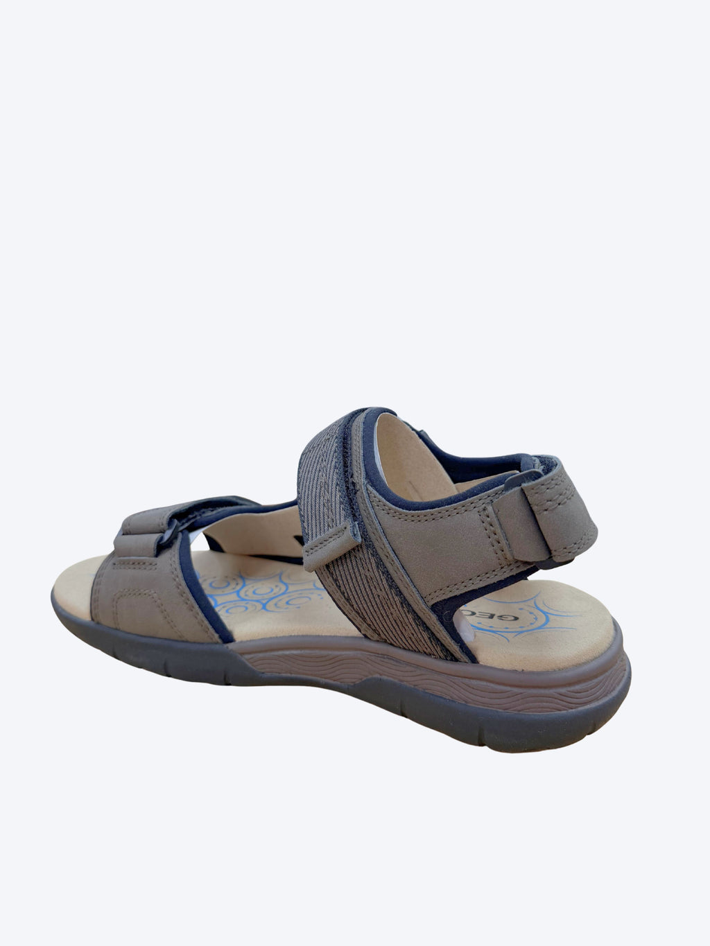 Sandalia hombre Geox topo con plantilla Respira y suela goma ondulada, vista perspectiva trasera opuesta
