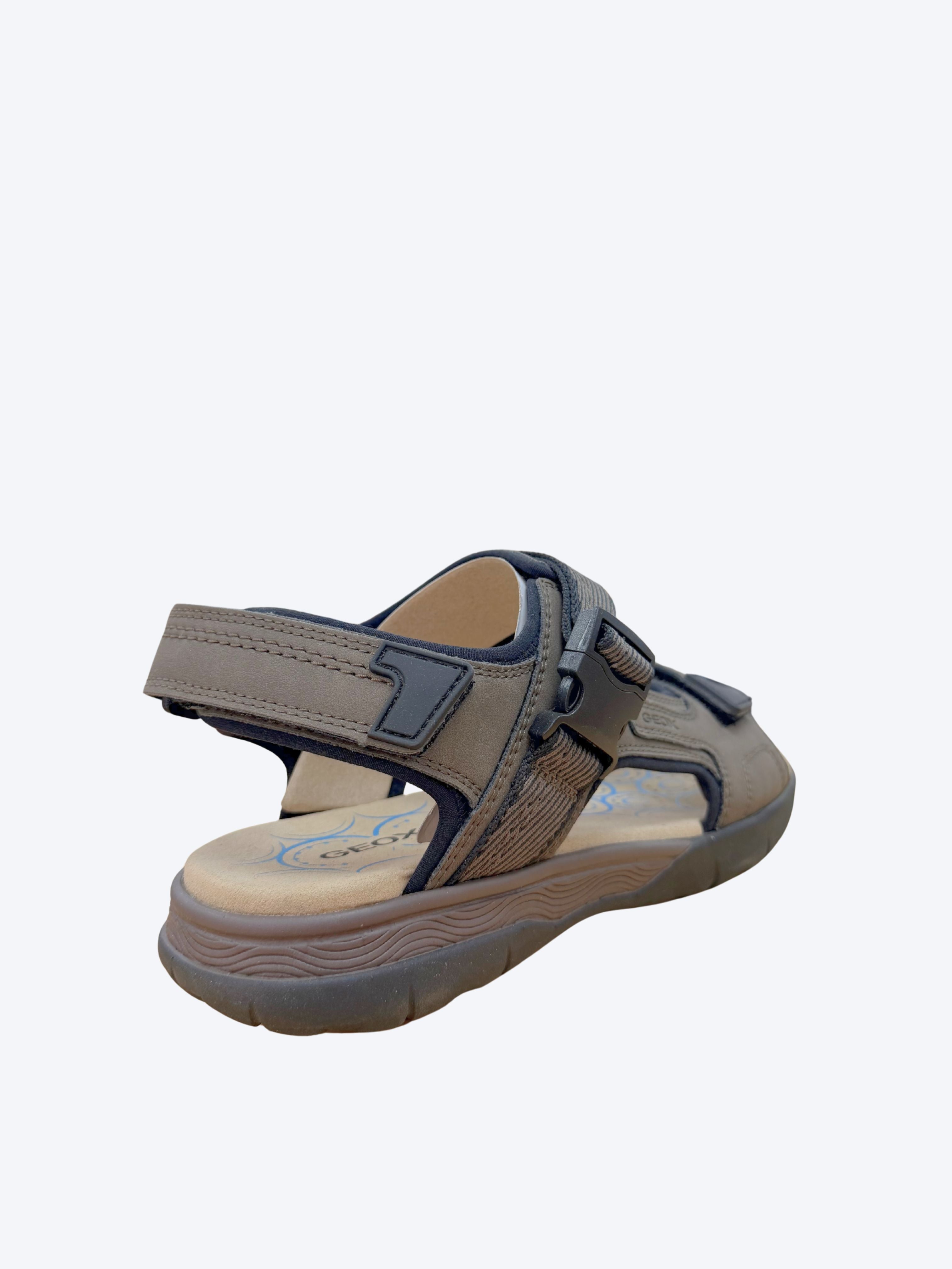 Sandalia hombre Geox topo mostrando velcro trasero, logo Geox y plantilla anatómica serraje, vista perspectiva trasera