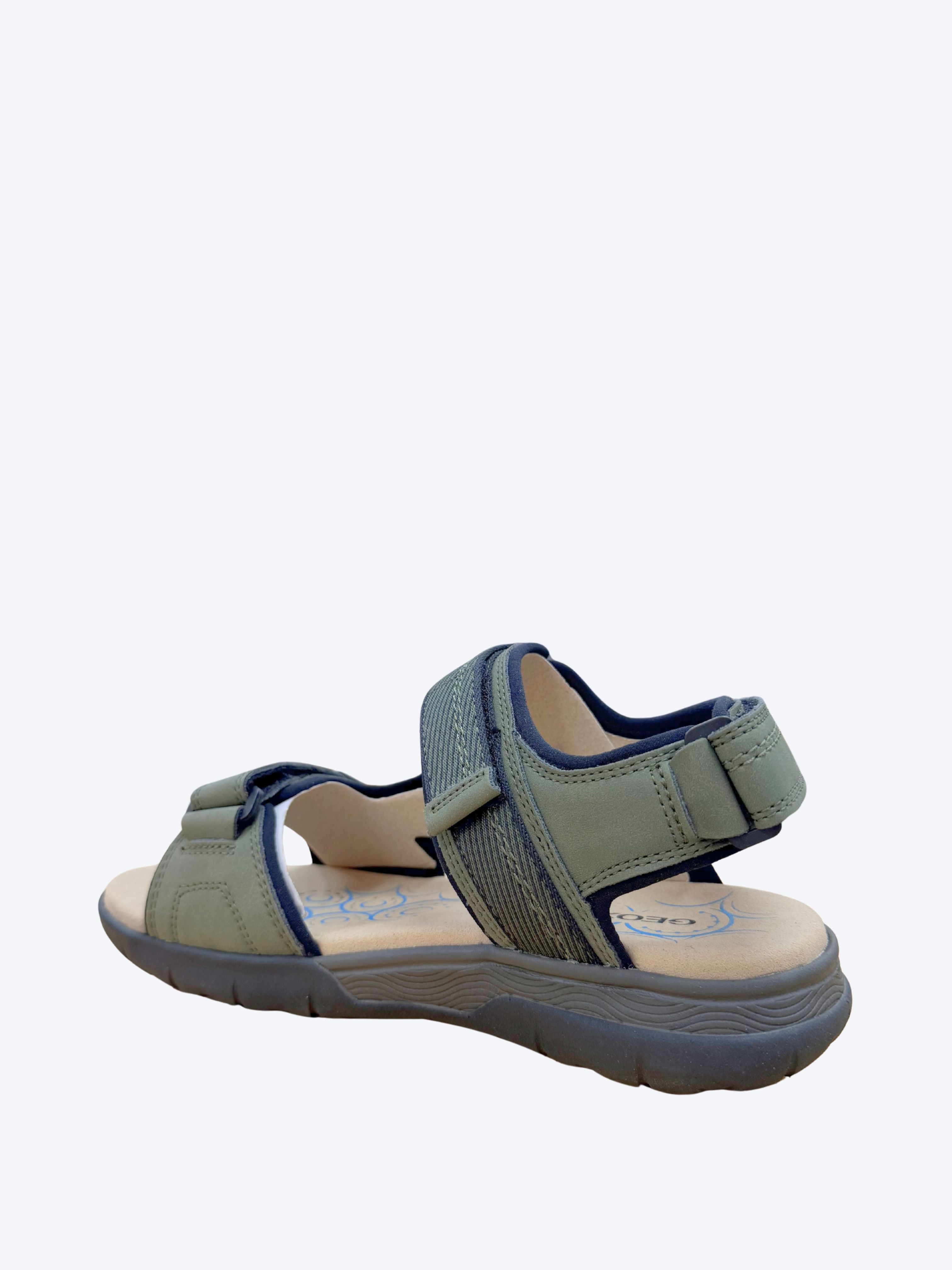 Sandalia sport hombre Geox verde kaki con plantilla de esferas propulsoras y suela antideslizante, vista trasera en perspectiva