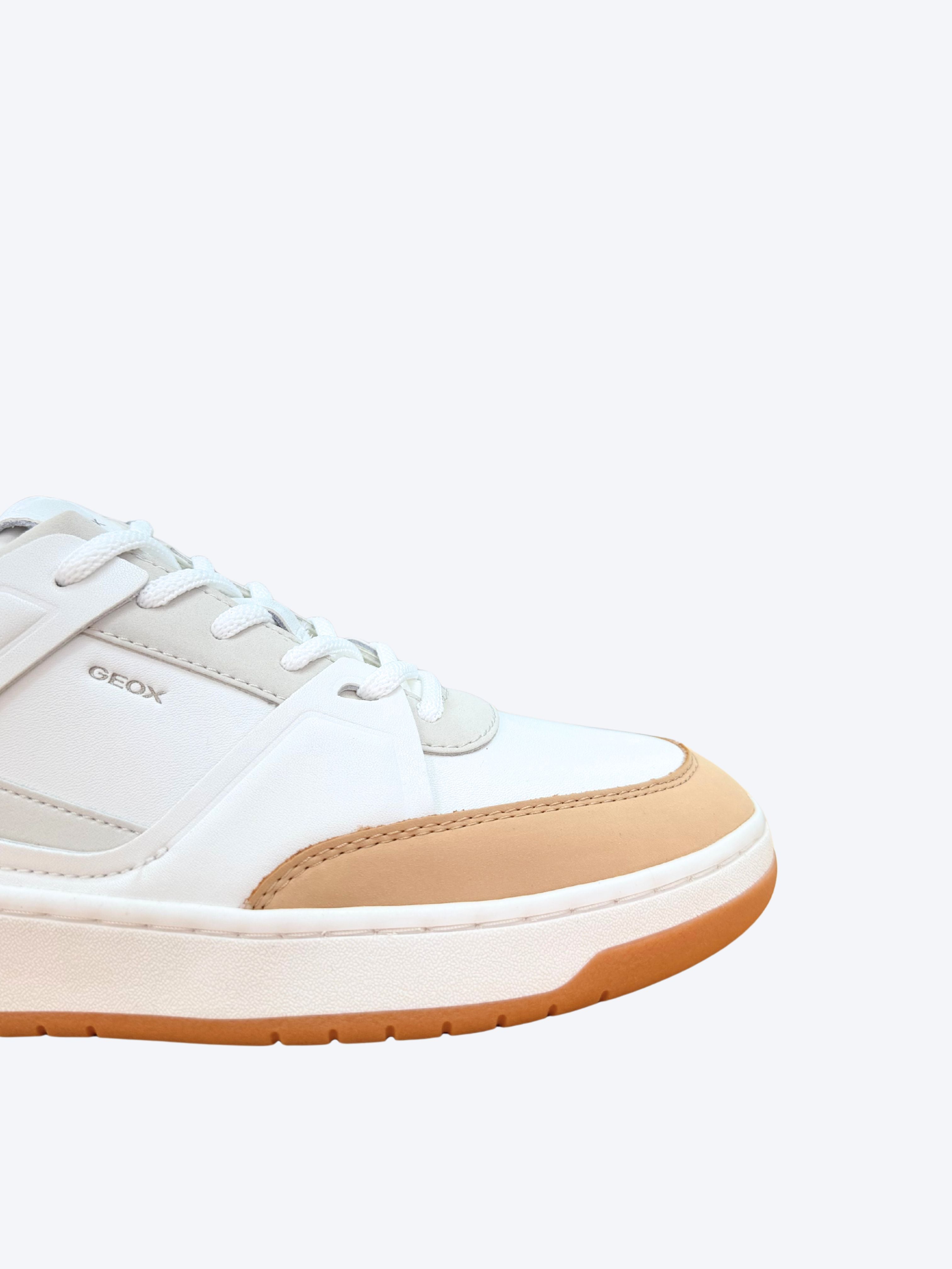 Detalle puntera y logo Geox sneaker piel hombre blanco camel