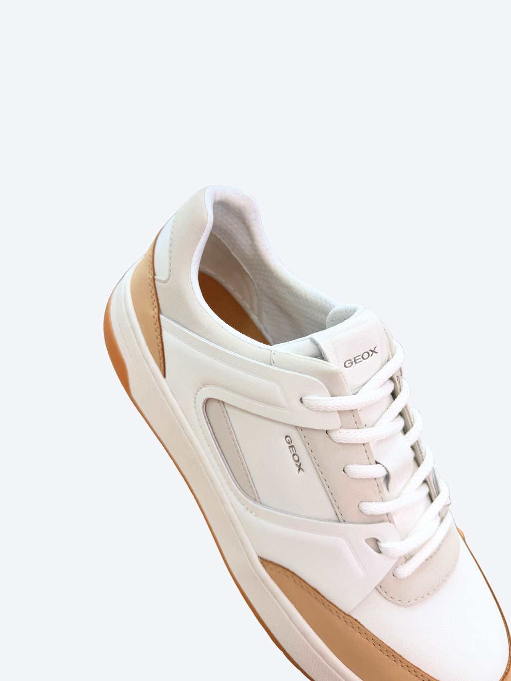 Vista superior sneaker piel hombre Geox blanco camel con cordones blancos