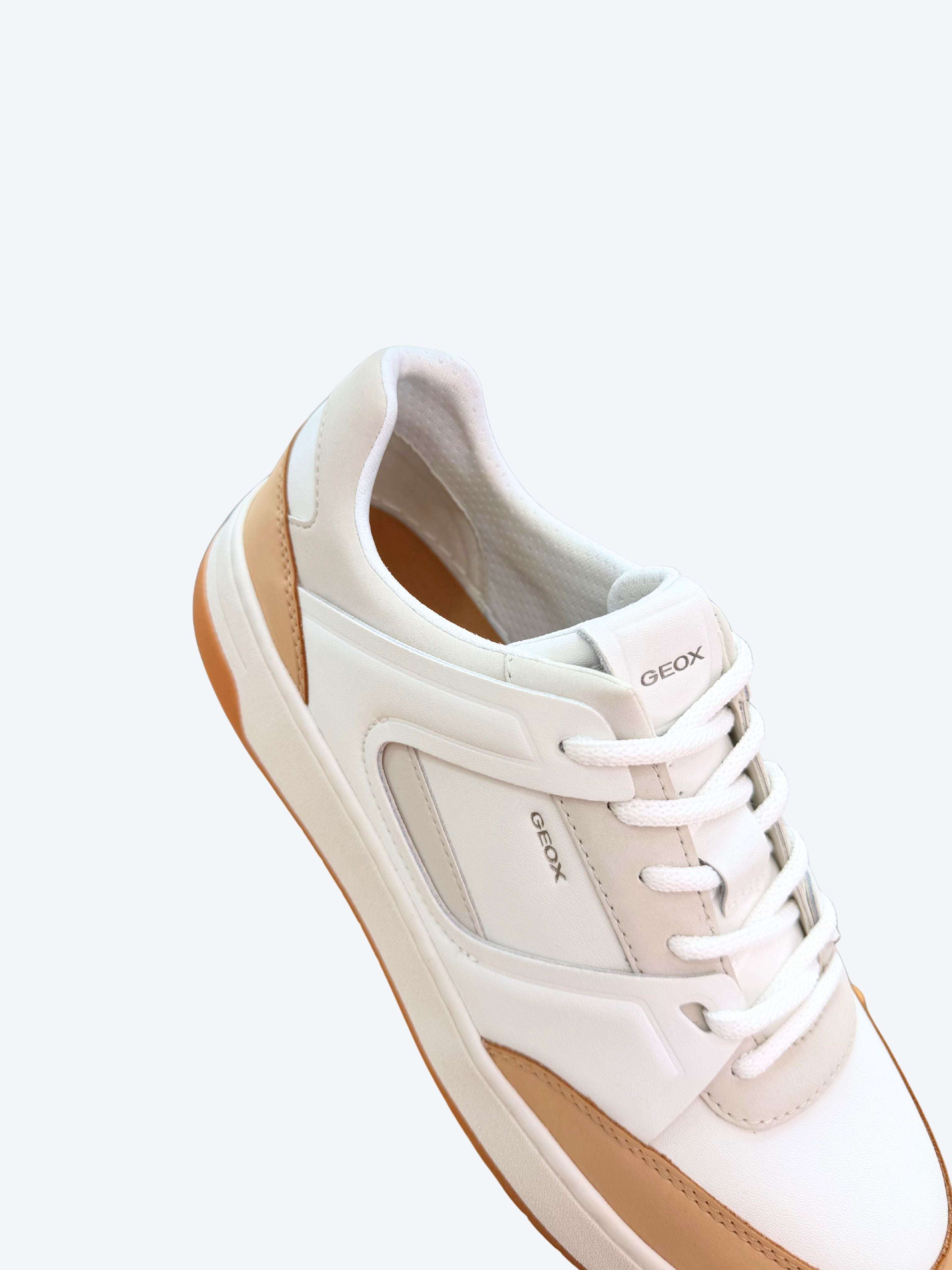 Vista superior sneaker piel hombre Geox blanco camel con cordones blancos